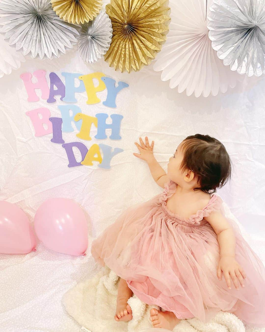 杉岡沙絵子さんのインスタグラム写真 - (杉岡沙絵子Instagram)「🎂💕 　 　 Happy Birthday 次女👶 　 三村家のただただ癒し系girl💕 穏やかでいつもにこにこしていて 人生4回目ですよね？ってくらい空気読んでくれて いつもいつも助けられています😭✨ 　 　 出産のときは計画無痛分娩だったので ほとんど痛みを感じることなく 出産という神秘的で幸せな時間を噛み締めながら 生まれてきてくれて （その後の麻酔の副作用がヤバかったけど。笑 結局痛みは経験させられるんかいってなった。笑） 　 生まれてからも家族や周りの人を たくさん笑顔にしてくれて感謝しかありません！！ 　 そしてパワフルねぇねもお姉ちゃんになって1年！ 絶対赤ちゃん返りが凄いだろうと 覚悟してたけどめちゃくちゃしっかりして 「私が妹ちゃんをまもるの！！！」と たくましくなってくれました🤣 　 妹のお手本さんとして毎日健気に 頑張ってくれている長女にも感謝です🥰 　 　 間も無くやってくるであろうイヤイヤ期までの ボーナスタイムをもう少し楽しみたいと思います💕 　 　 ・ ・ #happybirthday#1歳誕生日 #一升餅やってない#選び取りとかも#あれ#2人目ごめん #ほっぺがチャームポイント#三村家の育児記録」11月21日 21時29分 - saeko_sugioka