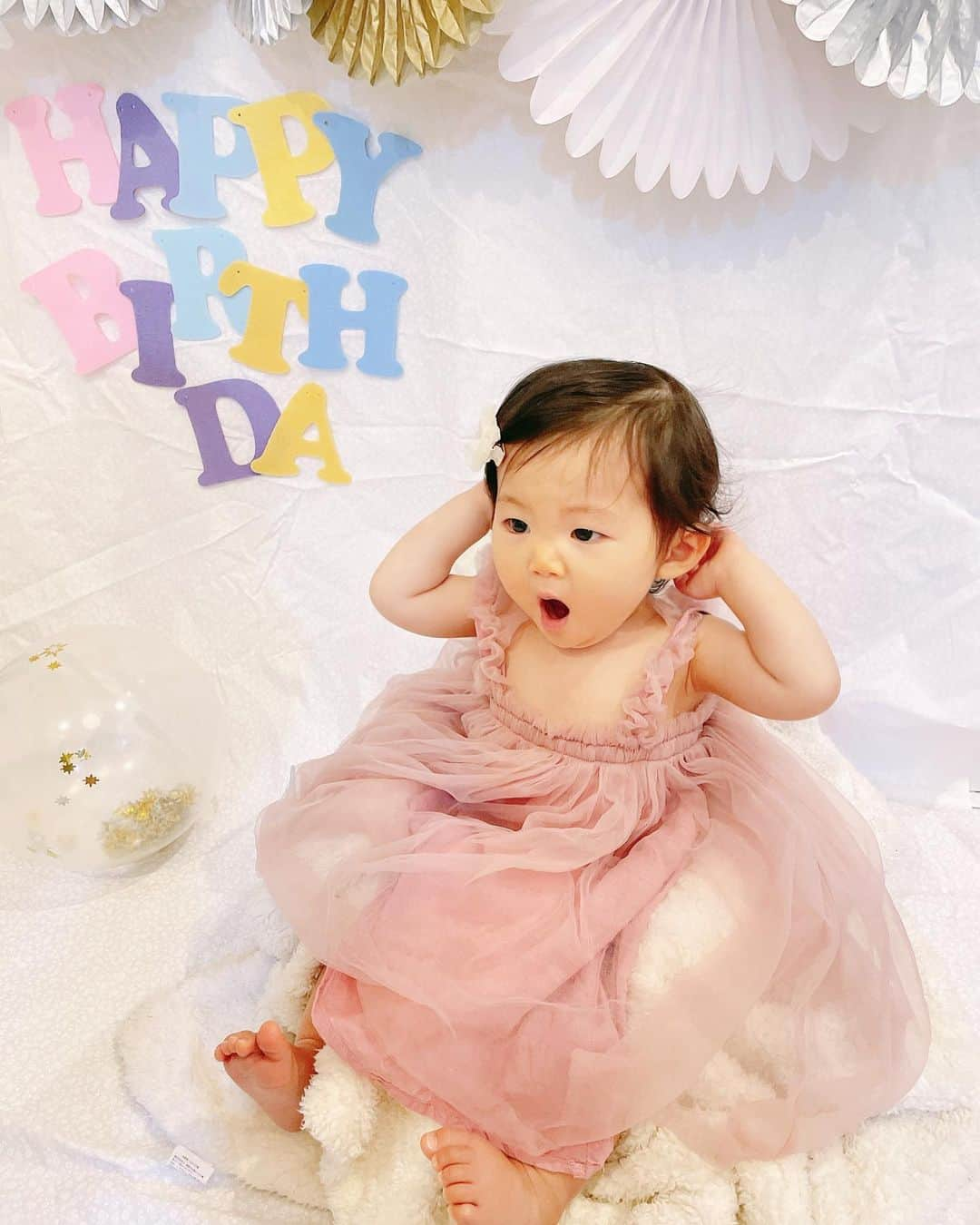 杉岡沙絵子さんのインスタグラム写真 - (杉岡沙絵子Instagram)「🎂💕 　 　 Happy Birthday 次女👶 　 三村家のただただ癒し系girl💕 穏やかでいつもにこにこしていて 人生4回目ですよね？ってくらい空気読んでくれて いつもいつも助けられています😭✨ 　 　 出産のときは計画無痛分娩だったので ほとんど痛みを感じることなく 出産という神秘的で幸せな時間を噛み締めながら 生まれてきてくれて （その後の麻酔の副作用がヤバかったけど。笑 結局痛みは経験させられるんかいってなった。笑） 　 生まれてからも家族や周りの人を たくさん笑顔にしてくれて感謝しかありません！！ 　 そしてパワフルねぇねもお姉ちゃんになって1年！ 絶対赤ちゃん返りが凄いだろうと 覚悟してたけどめちゃくちゃしっかりして 「私が妹ちゃんをまもるの！！！」と たくましくなってくれました🤣 　 妹のお手本さんとして毎日健気に 頑張ってくれている長女にも感謝です🥰 　 　 間も無くやってくるであろうイヤイヤ期までの ボーナスタイムをもう少し楽しみたいと思います💕 　 　 ・ ・ #happybirthday#1歳誕生日 #一升餅やってない#選び取りとかも#あれ#2人目ごめん #ほっぺがチャームポイント#三村家の育児記録」11月21日 21時29分 - saeko_sugioka