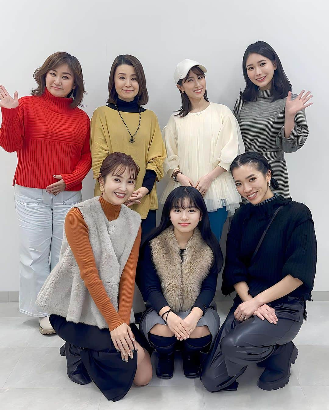 大西暁子さんのインスタグラム写真 - (大西暁子Instagram)「Charm Boost Academy モテ女0期生の 全日程が終了しました！  ☑️イメコン診断 ☑️印象アップ発声・小顔レッスン ☑️コスメ診断 ☑️パーソナルメイクアドバイス  と魅力を底上げさせる3日間！  初めての試みであるこのアカデミーの 記念すべきモテ女0期生✨  受講生の皆さまはほんっっっとうに温かい方ばかりで😭 いつも教室は笑顔に溢れてました。幸せだった…♡  親子で参加してくれた方もいて最年少はなんと13歳！！！😳フレッシュで可愛い笑顔に癒されました🥹🥹🥹 　 　  いただいた受講生からのご感想を一部ご紹介します☞  『メイクや発声など自分だけでは分からないところを重点的に教えていただき、自分の自信やモチベーションにも繋がりました。』  『骨格診断、顔分析で自分のことを知れてどのようなファッションやメイクを目指したらいいかという指標ができました。これから積極的に挑戦していきたいです。』  『意識して服やコスメを選ぶものを変えていったら顔周りが明るくなり、褒められることが多くなりました。第一印象の大切さを学ぶことができてこれからの活動に活かすことがたくさん学べました。』 　  この言葉を励みに1期生2期生…と皆さまの人生を豊かにしていただけるよう頑張るぞ！  最終日は動画も撮らせていただいたので 後日YouTubeにアップしますね🥰 （編集激おそ人💁‍♀️） 　 @310umi_makeup  らぶ♡  #モテ女 #モテ活 #０期生 #チャームブーストアカデミー #印象力アップ #魅力アップ  #大西暁子 #堤里海 #メイクアップアーティスト　#イメージコンサルタント #パーソナルカラー #コスメ診断」11月21日 21時29分 - akiko_onishi11