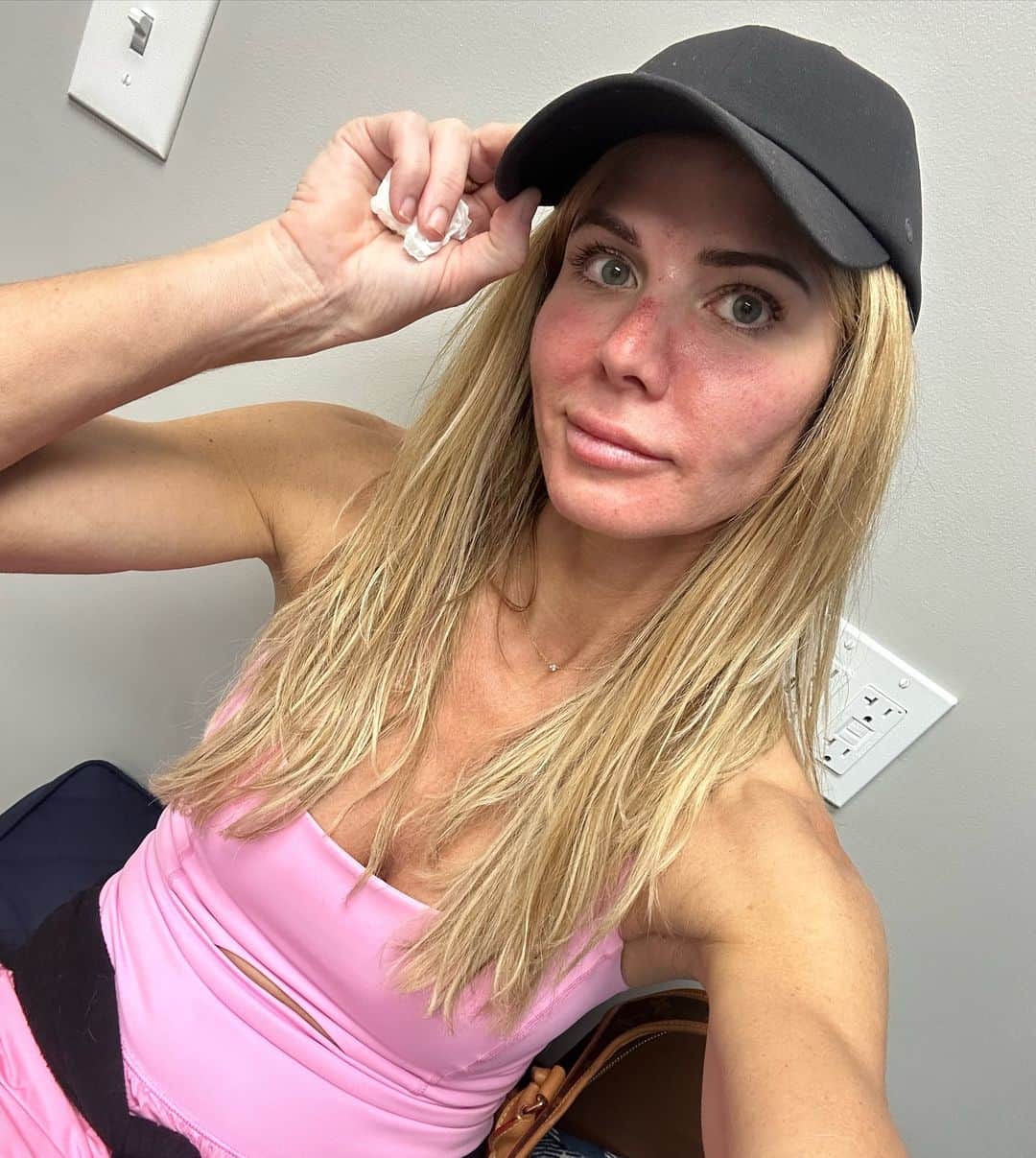 トリー・ウィルソンのインスタグラム：「My face is still a little swollen & scabby from my laser treatment last week, but oddly I’ve felt more free to walk around without makeup & not care how I look than ever. I already know ppl will look at me & see scabs and the judgement doesn’t really go further. There’s zero pressure to be cute. And I’m very shocked at my realization that this is the first time I’ve felt zero pressure or insecurity about how I’m looked at without makeup on in public.  I wouldn’t say its something I overly stress over these days anyway but nothing close to this extent. The freedom I’ve felt is unmatched. That’s so sad.   It’s insane that we can create an entirely different reality in our heads based on a few ingrained thoughts & labels..and fear of judgement.  I’ve been really interested in “Judgement” lately and this feels like a great  little lesson. Judging ourselves can be worse than anyone else.」