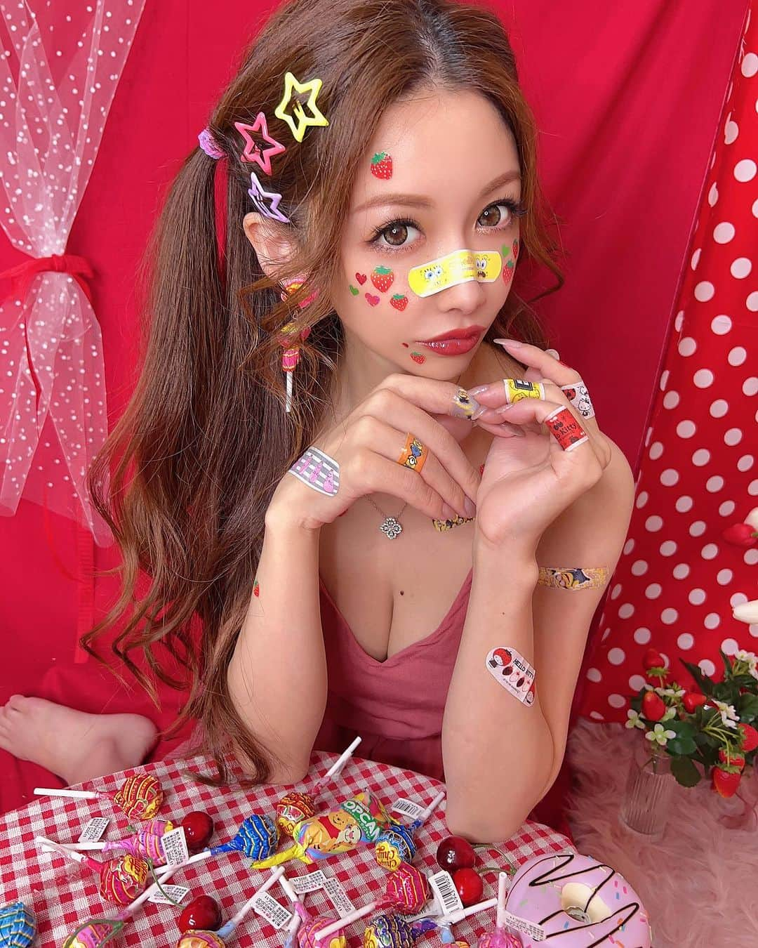 美沙さんのインスタグラム写真 - (美沙Instagram)「last🍬🍭⭐️🩹 鼻に絆創膏貼ったら鼻の加工があまりされないのね😂 最後の1番は自撮りです🤳❤️  #ホリージョ #作品創り」11月21日 21時30分 - misa0623r