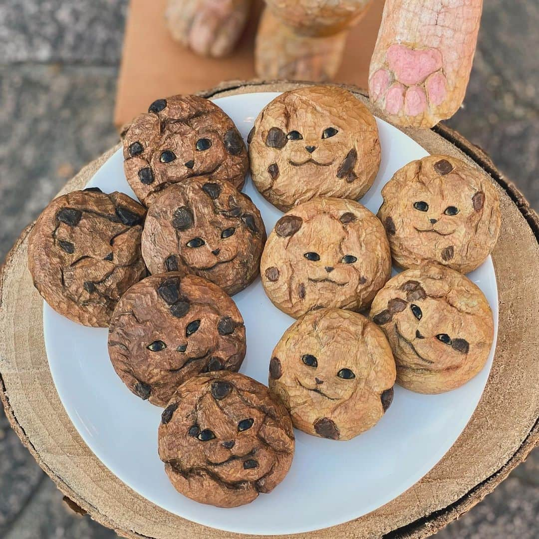 花房さくらさんのインスタグラム写真 - (花房さくらInstagram)「11月のネコノおやつ便はチョコチップクッキーです🍪  11/25,26のpause coffeeでのPOP UPで実物をご覧いただけます。  詳細はまもなくお知らせします！  #ネコノおやつ便  #チョコチップクッキー #クッキー #chocochipcookies #cookies #🍪  #woodcarving #cat #sculpture #hanafusasakura」11月21日 21時30分 - sakura_hanafusa