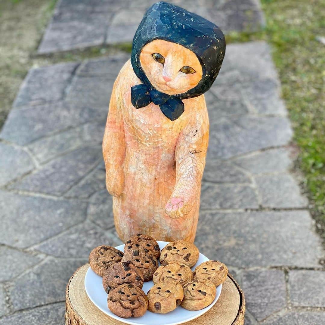 花房さくらさんのインスタグラム写真 - (花房さくらInstagram)「11月のネコノおやつ便はチョコチップクッキーです🍪  11/25,26のpause coffeeでのPOP UPで実物をご覧いただけます。  詳細はまもなくお知らせします！  #ネコノおやつ便  #チョコチップクッキー #クッキー #chocochipcookies #cookies #🍪  #woodcarving #cat #sculpture #hanafusasakura」11月21日 21時30分 - sakura_hanafusa