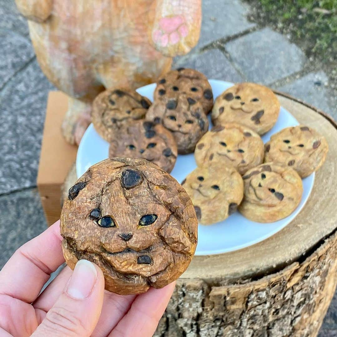 花房さくらのインスタグラム：「11月のネコノおやつ便はチョコチップクッキーです🍪  11/25,26のpause coffeeでのPOP UPで実物をご覧いただけます。  詳細はまもなくお知らせします！  #ネコノおやつ便  #チョコチップクッキー #クッキー #chocochipcookies #cookies #🍪  #woodcarving #cat #sculpture #hanafusasakura」