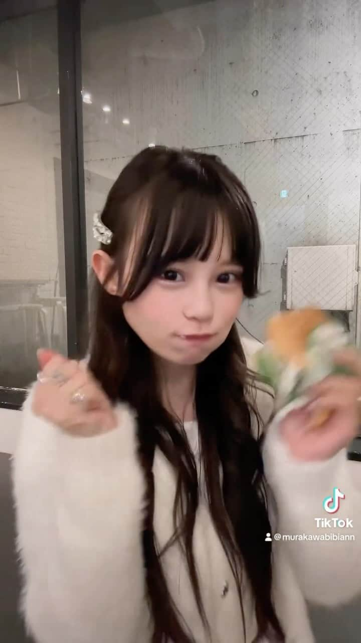 村川緋杏のインスタグラム：「他の子見ちゃやだやだ( ⸍ɞ̴̶̷ ·̫ ɞ̴̶̷⸌ )💦🍔🍹」