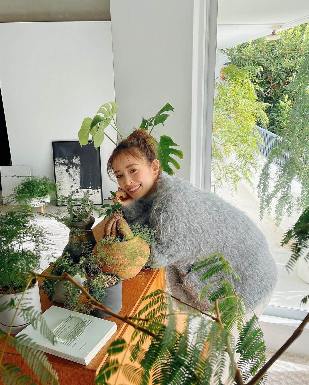 泉里香さんのインスタグラム写真 - (泉里香Instagram)「🪴🪴🪴 緑に囲まれ癒されております🌿 お家にはどんな植物がありますか？」11月21日 21時39分 - rika_izumi_