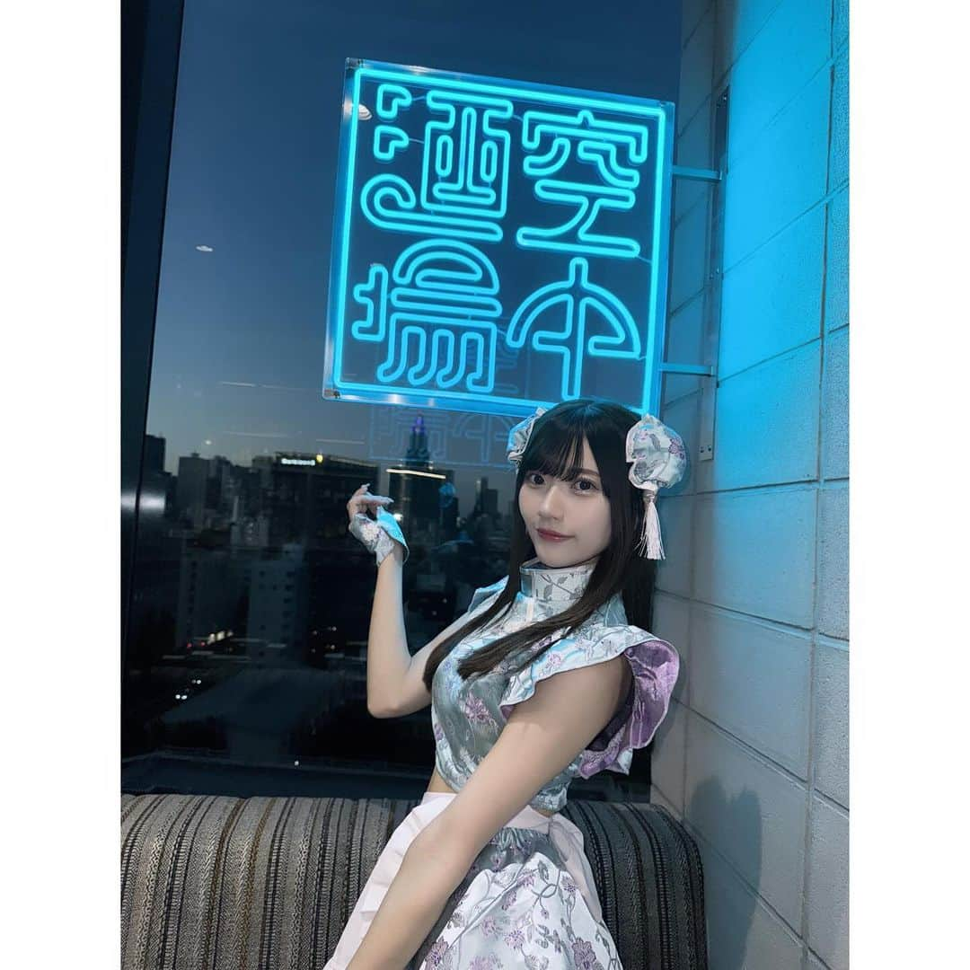 山田麻莉奈のインスタグラム：「. やっぱり夜の景色がすごかった🏙  都会〜 ってかんじ  いいね  ほんとに楽しかったなーイベント いつかバスツアーとかもやってみたい BBQもやりたい みんなとやりたいことたくさん。💭  ぜーんぶしよ！  (って思わせてくれるみんなほんとにありがとう)  #チャイナ服 #チャイナメイド #メイド服 #衣装 #コスプレ #cosplay #空中酒場 #ファンクラブ #イベント」