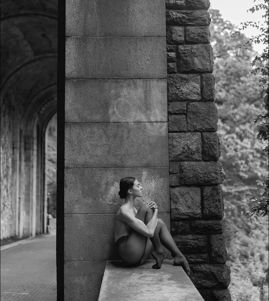 ballerina projectのインスタグラム：「𝐒𝐲𝐝𝐧𝐞𝐲 𝐃𝐨𝐥𝐚𝐧 at Fort Tryon Park in New York City.   @sydney.dolan #sydneydolan #ballerinaproject #forttryonpark #newyorkcity #ballerina #ballet @wolford #wolford #hosiery #tights   Ballerina Project 𝗹𝗮𝗿𝗴𝗲 𝗳𝗼𝗿𝗺𝗮𝘁 𝗹𝗶𝗺𝗶𝘁𝗲𝗱 𝗲𝗱𝘁𝗶𝗼𝗻 𝗽𝗿𝗶𝗻𝘁𝘀 and 𝗜𝗻𝘀𝘁𝗮𝘅 𝗰𝗼𝗹𝗹𝗲𝗰𝘁𝗶𝗼𝗻𝘀 on sale in our Etsy store. Link is located in our bio.  𝙎𝙪𝙗𝙨𝙘𝙧𝙞𝙗𝙚 to the 𝐁𝐚𝐥𝐥𝐞𝐫𝐢𝐧𝐚 𝐏𝐫𝐨𝐣𝐞𝐜𝐭 on Instagram to have access to exclusive and never seen before content. 🩰」
