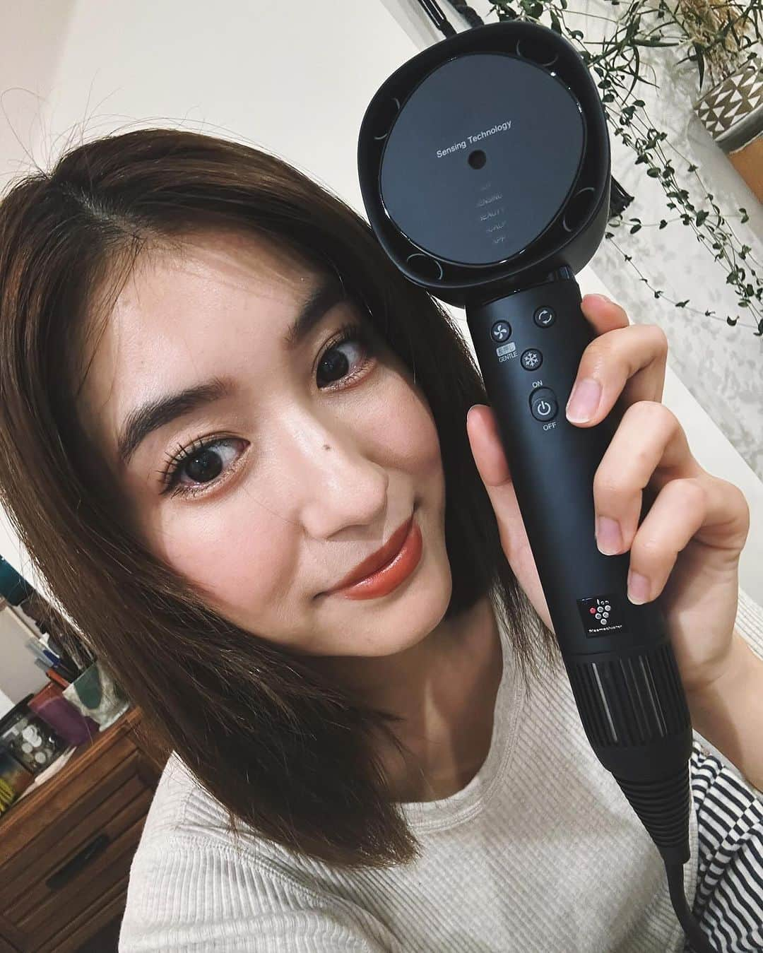 有末麻祐子さんのインスタグラム写真 - (有末麻祐子Instagram)「シャープの美容家電の新ブランド「Plasmacluster Beauty（プラズマクラスタービューティ）」が新しくローンチされました🧚‍♀️ 空気浄化のイメージが強いプラズマクラスターが実は「髪にも」いいのです。 ということで、素晴らしいドライヤーが誕生しました👏🏻 風量も最大にすると凄いあるし、もちろん調整できるし速乾性も有り、とても軽い🥹 仕上がりもサラサラで、熱すぎないので 髪にも優しいと思います💁🏻‍♀️ ドライヤー難民の方いたら、是非おすすめですよ☺️ @plasmacluster_beauty #PR #SHARP #プラズマクラスタードライヤー #プラズマクラスターって髪にもいいんだって」11月21日 21時35分 - mayukoarisue