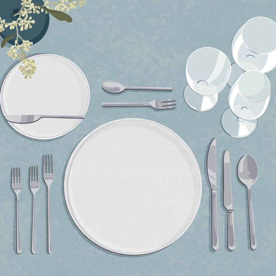 のインスタグラム：「Need some help setting your holiday table? We have you covered with our visual guide, which covers a range of formality styles—and outlines the basics (like where to put every wine glass!). Freshen up your table setting skills ahead of Thanksgiving by heading to the link in our bio.」