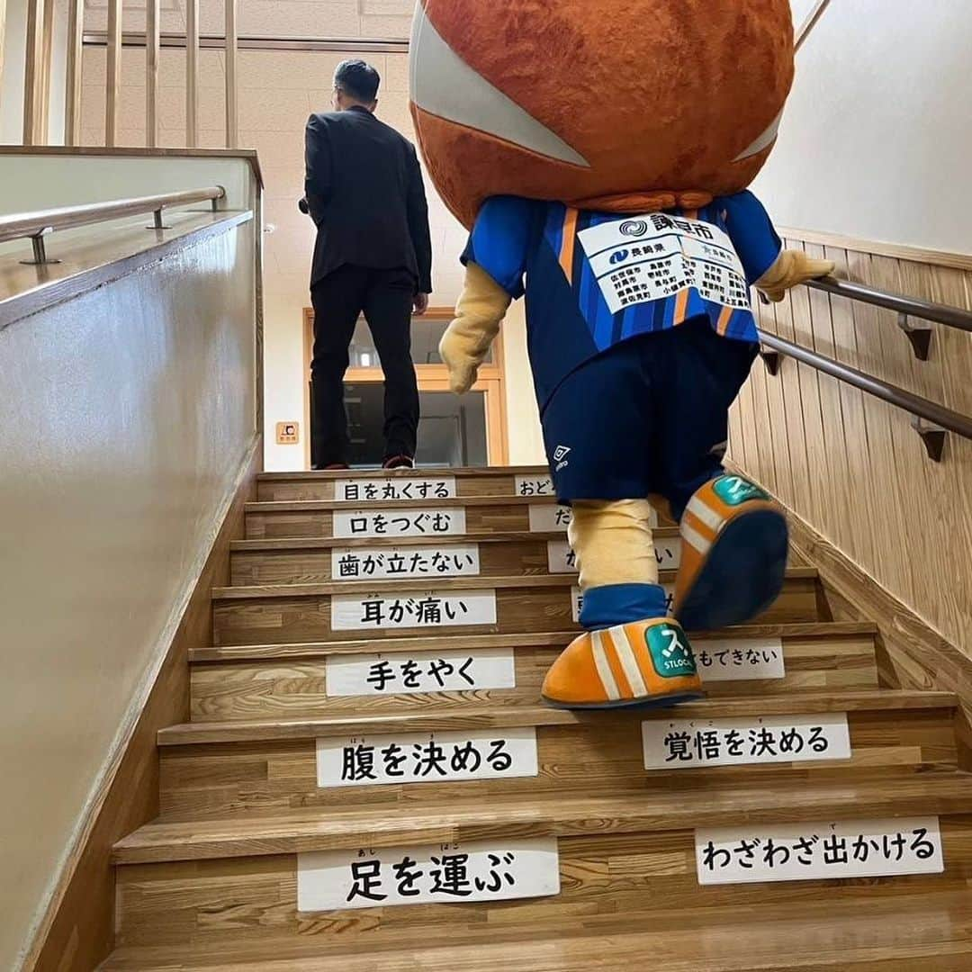 ヴィヴィくんさんのインスタグラム写真 - (ヴィヴィくんInstagram)「おひるにあしをはこんだごはんやさん🐥🎶 どれもおいしそうで、もぐもぐっするものをきめるのにおててをやきつつアジフライていしょくにおなかをきめました＼(^o^)／  スタッフさんたちのたべすぎちゅういだよ‼️のおはなしをおもいだしておみみがいたい…だけどそんなおはなしもおいしいもぐもぐっのまえにははがたちませんっ☺️✌️  松浦のアジフライはおくちをつぐむおいしさであっというまにぺろり✨ おめめをまるくするおさかなさんたちにばいばーいっ🐟️💓いつかまたいきたいなぁ～🎶  #vvaren #vファーレン #vファーレン長崎 #長崎 #ヴィヴィくん #松浦市 #アジフライ #ちょっとじゅんばんちがいますがなかなかよくまとめられたんじゃないかなっておもいます💡」11月21日 21時36分 - vivikun_vvn