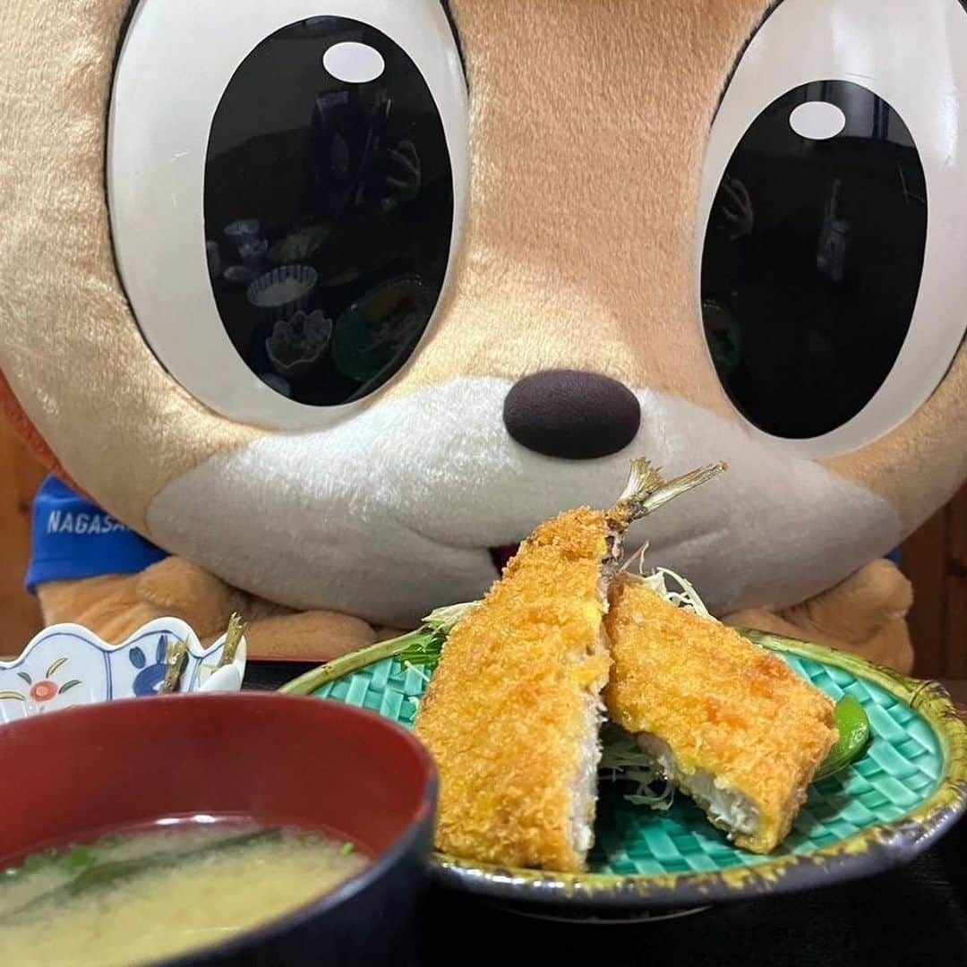 ヴィヴィくんさんのインスタグラム写真 - (ヴィヴィくんInstagram)「おひるにあしをはこんだごはんやさん🐥🎶 どれもおいしそうで、もぐもぐっするものをきめるのにおててをやきつつアジフライていしょくにおなかをきめました＼(^o^)／  スタッフさんたちのたべすぎちゅういだよ‼️のおはなしをおもいだしておみみがいたい…だけどそんなおはなしもおいしいもぐもぐっのまえにははがたちませんっ☺️✌️  松浦のアジフライはおくちをつぐむおいしさであっというまにぺろり✨ おめめをまるくするおさかなさんたちにばいばーいっ🐟️💓いつかまたいきたいなぁ～🎶  #vvaren #vファーレン #vファーレン長崎 #長崎 #ヴィヴィくん #松浦市 #アジフライ #ちょっとじゅんばんちがいますがなかなかよくまとめられたんじゃないかなっておもいます💡」11月21日 21時36分 - vivikun_vvn