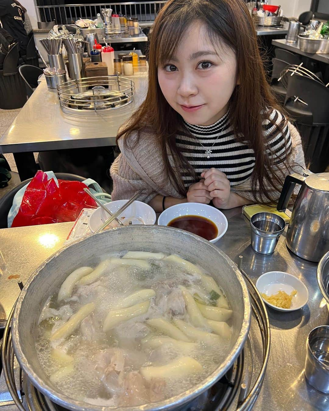 須田理夏子さんのインスタグラム写真 - (須田理夏子Instagram)「in 韓国🇰🇷 Part.1  お姉ちゃんが美味しいお店探してくれて 奢ってもらっちゃった😉💓 妹の特権😎✨ お姉ちゃんに感謝💕ありがとう💕   #韓国 #韓国旅行  #旅行  #海外旅行 #오오티디 #한국 #패션 #데일리 #服装  #おしゃれ  #ファッション  #fashion  #me #photo #photography #followｍe  #언니  #맛있다  #치킨  #BBQ치킨  #여동생」11月21日 21時36分 - sudarikako