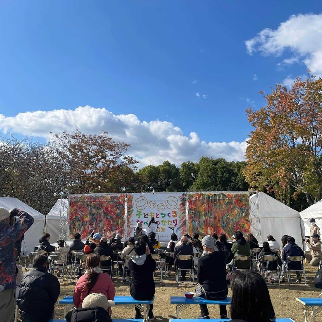 渡辺梨夏子さんのインスタグラム写真 - (渡辺梨夏子Instagram)「〈長くなっちゃった🧚🏻‍♀️〉もぐもぐプロジェクトと勝手に呼んでいる『食べ物語』は気づけば３年目。今までとは違ったかたちで、もっとシンプルに「おいしい」を発信してくれる人が増えたらいいな！と初めてのリアルイベントを佐賀県で開催しました🎉つぎは『フェスやってみたいです！』なんてところから、自分たちらしく企画に落とし込んで...まさかこんなドラマチックな2日間になるなんて思わなかったな👨‍👩‍👧✨  『小麦粉アレルギーのパパと一緒に食べたい』『佐賀県の美味しいものをとにかく乗せたい！』そんな子どもたちの自由な発想やあったかい想いが詰まった11の『夢メニュー』をお店の方々とのmtgを重ねて短期間で開発いただきイベント限定で販売しました🍦（本当にありがとうございました！）  考案してくれた子供たちと開発担当者の方のステージでは、素直な思いやエピソードを話してもらって。台本をつくって一緒に練習したけど、そんなの関係なく、まっすぐな気持ちとか頑張りにステージ見てた人たぶん全員泣いてた😭😭✨  プロジェクトスタートの時からご一緒している齋藤孝先生にもイベントにお越しいただき、青空の下で大人も子供もみんなで「夢を語る」ステージ企画をしてみたり🌤  他にもマルシェやワークショップ、キッズダンスにアートにスポーツ💃🎨🎶目の前のもの全てがカラフルで、会場にいるみんながずっと笑ってたのがとにかく最高でした。わたしにとっても『フェスやってみたい』が実現した日でもあって。夢ややってみたいこと、好きなことでもいいけれど、ちゃんと言葉にすることはやっぱり大事だな〜って。  この日の為に沢山時間とエネルギーと発想力を注いでくれた、すべての人たちに感謝しています！そして遊びに来てくださった皆様ありがとうございました🧸応援？にお越しいただいた方もいて、とても励みになりました！また佐賀で、そして違う場所でもお会いできますように！  #記憶の記録#週末記録 #たまには仕事#めも #たべものがたり #子どもとつくるたべものがたり #もぐもぐ#もぐもぐプロジェクト  #佐賀#佐賀イベント #佐賀フードフェス #夢メニュー」11月21日 21時37分 - riiiico462