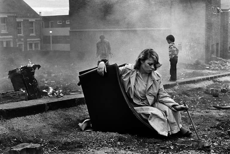 Dazed Magazineさんのインスタグラム写真 - (Dazed MagazineInstagram)「“I can’t imagine our lives without photography or politics!” photographer Tish Murtha’s daughter Ella Murtha tells Dazed about growing up with the late photograher. “My mam lived and breathed photography, the camera was an extension of her.”  Growing up in Elswick in the West End of Newcastle, Murtha had understood the power a camera could wield long before she was privy to the instrument’s mechanics: in her early teens she found a camera in one of the derelict houses she and her siblings would often explore.   An advocate for her community in an era before discourse around ethics and ownership in relation to class and documentarians had become mainstream, Murtha remained undeterred by injustices she saw in the industry throughout her lifetime, separating from Side Gallery when she perceived their principles to be unaligned with her own, and inviting local critics to engage in a discussion after an exhibition of her photographs of juvenile jazz bands led her to become known as the ‘Demon Snapper’.   Her work has since been acquired by Tate, while in March a Newcastle housing development opened in her name, the moniker selected by kids from a local primary school.  Read more through the link in our bio 🔗  📷 @tishmurtha  1. Glenn on the wall, Elswick Kids (1978) Tish Murtha (c) Ella Murtha, all rights reserved 2. Karen On Overturned Chair, Youth Unemployment (1981) - Tish Murtha (c) Ella Murtha, all rights reserved 3. Kenilworth Road Kids, Cruddas Park, Juvenile Jazz Bands (1979) - Tish Murtha (c) Ella Murtha, all rights reserved. 4. Kids Jumping On To Mattresses - Youth Unemployment (1981) Tish Murtha (c) Ella Murtha, all rights reserved. 5. SuperMac, Elswick Kids (1978) - Tish Murtha (c) Ella Murtha, all rights reserved.  ✍️ @zoemaywhitfield」11月21日 21時49分 - dazed