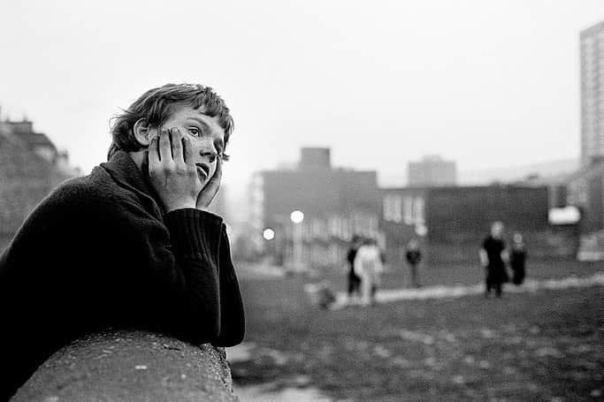 のインスタグラム：「“I can’t imagine our lives without photography or politics!” photographer Tish Murtha’s daughter Ella Murtha tells Dazed about growing up with the late photograher. “My mam lived and breathed photography, the camera was an extension of her.”  Growing up in Elswick in the West End of Newcastle, Murtha had understood the power a camera could wield long before she was privy to the instrument’s mechanics: in her early teens she found a camera in one of the derelict houses she and her siblings would often explore.   An advocate for her community in an era before discourse around ethics and ownership in relation to class and documentarians had become mainstream, Murtha remained undeterred by injustices she saw in the industry throughout her lifetime, separating from Side Gallery when she perceived their principles to be unaligned with her own, and inviting local critics to engage in a discussion after an exhibition of her photographs of juvenile jazz bands led her to become known as the ‘Demon Snapper’.   Her work has since been acquired by Tate, while in March a Newcastle housing development opened in her name, the moniker selected by kids from a local primary school.  Read more through the link in our bio 🔗  📷 @tishmurtha  1. Glenn on the wall, Elswick Kids (1978) Tish Murtha (c) Ella Murtha, all rights reserved 2. Karen On Overturned Chair, Youth Unemployment (1981) - Tish Murtha (c) Ella Murtha, all rights reserved 3. Kenilworth Road Kids, Cruddas Park, Juvenile Jazz Bands (1979) - Tish Murtha (c) Ella Murtha, all rights reserved. 4. Kids Jumping On To Mattresses - Youth Unemployment (1981) Tish Murtha (c) Ella Murtha, all rights reserved. 5. SuperMac, Elswick Kids (1978) - Tish Murtha (c) Ella Murtha, all rights reserved.  ✍️ @zoemaywhitfield」