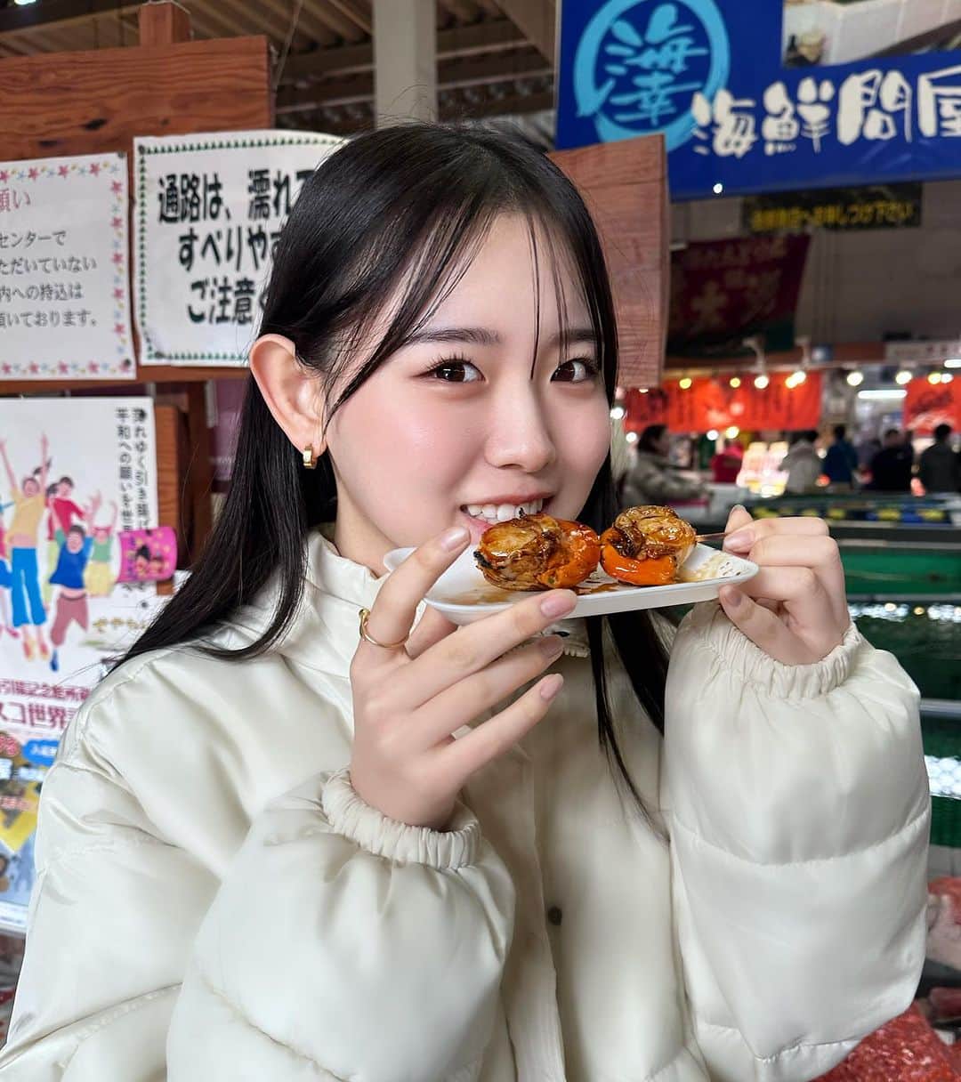 大瀧沙羅さんのインスタグラム写真 - (大瀧沙羅Instagram)「『衝撃のベビーフェイス』こと、 さら です👶🫧　@sara_1206insta  道の駅ってテンション上がりますよね😏✨  その地域のものや特産物なんかがあって、なんだこれーっていう発見もあったりワクワクです🤩  今回、私が行ったのは、道の駅舞鶴港とれとれセンターです👀  舞鶴は京都北部の都市で、古くから軍港などとして栄えた街で、現在は商港として使用されて今に至ります🐟  日本海側最大級の海鮮市場（480坪）を持つ、道の駅なだけあって沢山の種類の海鮮やお土産がありました😻  目の前に並べられている、採れたてのお魚、かに・貝・などを、目の前で調理してもらって、その場で海鮮焼きやお刺身としてすぐ食べられるシステムなんです🤤  ちなみに沙羅は帆立と蟹を食べました🥰 どれも新鮮で美味しかったです🫶  これからの季節は魚が美味しくなる季節ですね😎  タラなんかは、時の如く今からの時期がおいしく頂けますよね✨  牡蠣とかも、、  そんな話をしてたらまた食べたくなっちゃった😂  おすすめの道の駅とかあったら教えてね！！  📢お知らせ📢  ●誕生日会&クリスマス会  日時:12月16日夜予定 場所:都内 ご応募いただいた方に詳細お送り致します。 募集はお待ちください  ●関西撮影会予定 12月30日  ●ファンクラブ ハイライト、Twitterから確認ください 私の自由な姿が見られます🥰  ↓他の投稿はこちら↓ @sara_1206insta  #大瀧沙羅　#衝撃のベビーフェイス #ベビーフェイス #京都　#舞鶴　#舞鶴港 #海鮮　#お魚　#カニ #歴史　#ホタテ　#魚介類 #道の駅　#グルメ　#さらごはん #美味しいもの　#旬 #採れたて」11月21日 21時41分 - sara_1206insta
