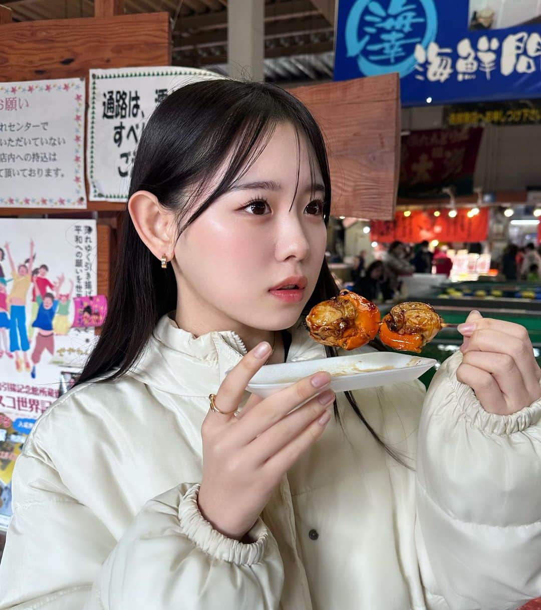 大瀧沙羅さんのインスタグラム写真 - (大瀧沙羅Instagram)「『衝撃のベビーフェイス』こと、 さら です👶🫧　@sara_1206insta  道の駅ってテンション上がりますよね😏✨  その地域のものや特産物なんかがあって、なんだこれーっていう発見もあったりワクワクです🤩  今回、私が行ったのは、道の駅舞鶴港とれとれセンターです👀  舞鶴は京都北部の都市で、古くから軍港などとして栄えた街で、現在は商港として使用されて今に至ります🐟  日本海側最大級の海鮮市場（480坪）を持つ、道の駅なだけあって沢山の種類の海鮮やお土産がありました😻  目の前に並べられている、採れたてのお魚、かに・貝・などを、目の前で調理してもらって、その場で海鮮焼きやお刺身としてすぐ食べられるシステムなんです🤤  ちなみに沙羅は帆立と蟹を食べました🥰 どれも新鮮で美味しかったです🫶  これからの季節は魚が美味しくなる季節ですね😎  タラなんかは、時の如く今からの時期がおいしく頂けますよね✨  牡蠣とかも、、  そんな話をしてたらまた食べたくなっちゃった😂  おすすめの道の駅とかあったら教えてね！！  📢お知らせ📢  ●誕生日会&クリスマス会  日時:12月16日夜予定 場所:都内 ご応募いただいた方に詳細お送り致します。 募集はお待ちください  ●関西撮影会予定 12月30日  ●ファンクラブ ハイライト、Twitterから確認ください 私の自由な姿が見られます🥰  ↓他の投稿はこちら↓ @sara_1206insta  #大瀧沙羅　#衝撃のベビーフェイス #ベビーフェイス #京都　#舞鶴　#舞鶴港 #海鮮　#お魚　#カニ #歴史　#ホタテ　#魚介類 #道の駅　#グルメ　#さらごはん #美味しいもの　#旬 #採れたて」11月21日 21時41分 - sara_1206insta