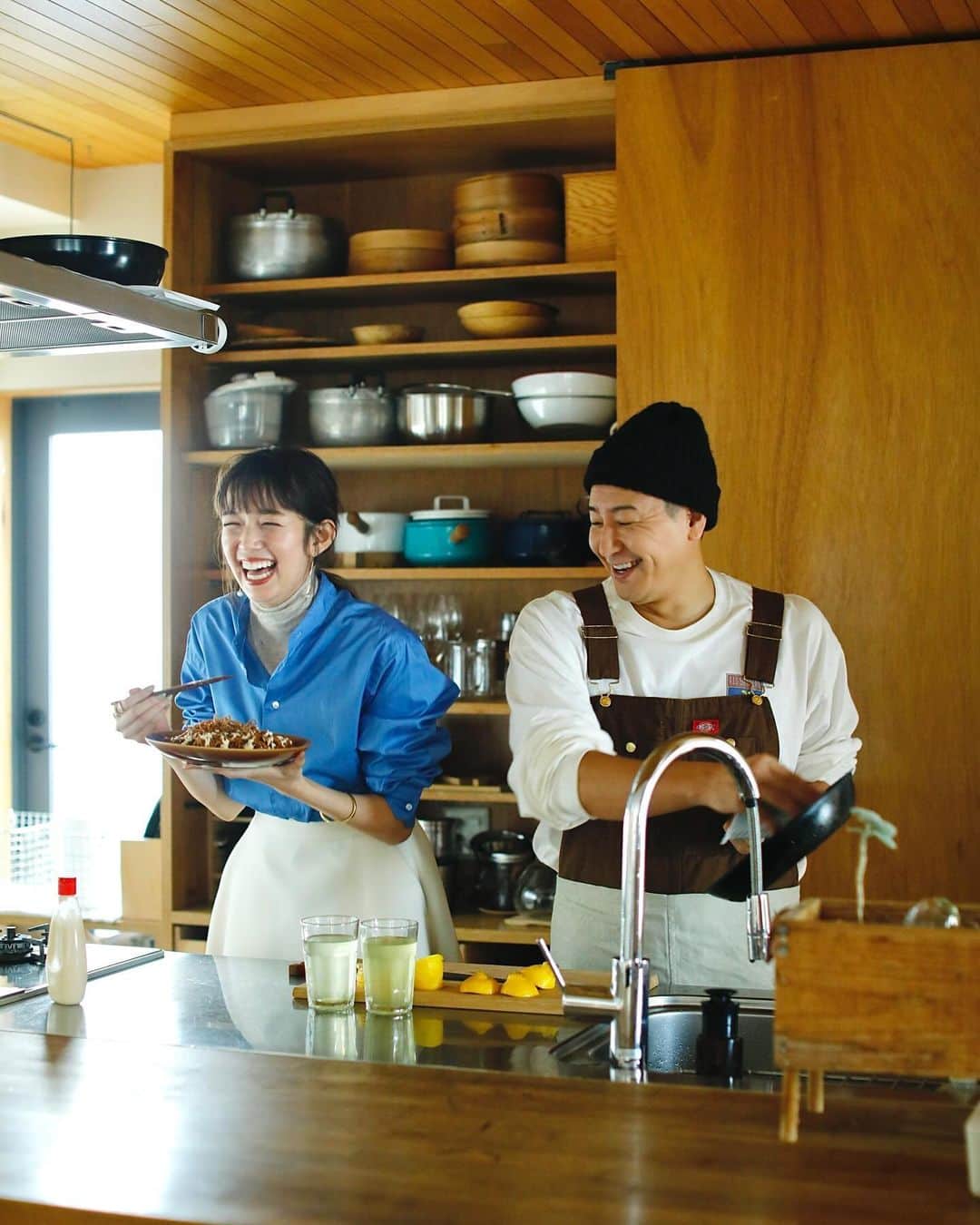 佐藤栞里さんのインスタグラム写真 - (佐藤栞里Instagram)「. BAILA12月号☕︎ お兄ちゃんたちとの着回しページの アザーカットです☺︎☺︎☺︎ 大きな手のひらでの突然のあたまぽんぽんに しっかりときゅんとした妹でした☺️ おふたりとも、ポージングも表情も豊かで 見ているだけで笑っちゃうね〜🦦」11月21日 21時41分 - satoshiori727