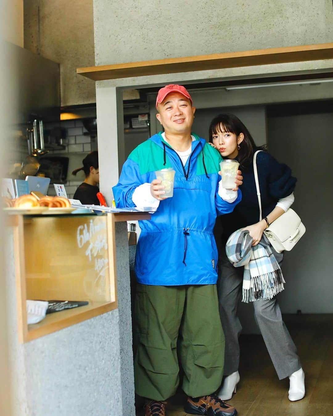 佐藤栞里さんのインスタグラム写真 - (佐藤栞里Instagram)「. BAILA12月号☕︎ お兄ちゃんたちとの着回しページの アザーカットです☺︎☺︎☺︎ 大きな手のひらでの突然のあたまぽんぽんに しっかりときゅんとした妹でした☺️ おふたりとも、ポージングも表情も豊かで 見ているだけで笑っちゃうね〜🦦」11月21日 21時41分 - satoshiori727
