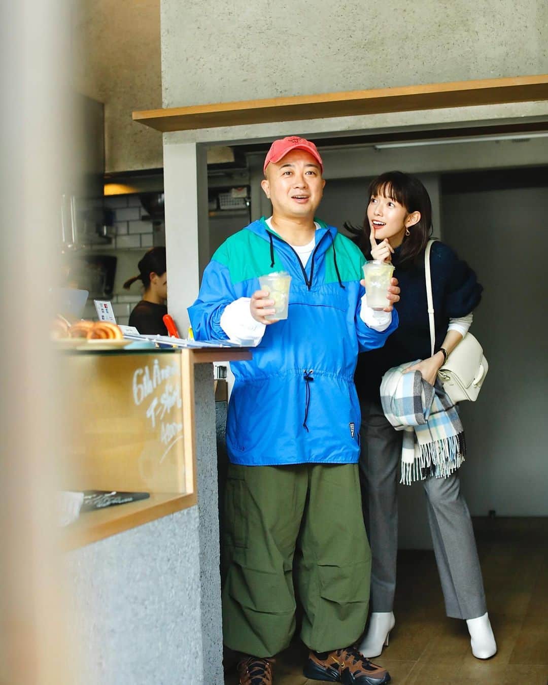 佐藤栞里さんのインスタグラム写真 - (佐藤栞里Instagram)「. BAILA12月号☕︎ お兄ちゃんたちとの着回しページの アザーカットです☺︎☺︎☺︎ 大きな手のひらでの突然のあたまぽんぽんに しっかりときゅんとした妹でした☺️ おふたりとも、ポージングも表情も豊かで 見ているだけで笑っちゃうね〜🦦」11月21日 21時41分 - satoshiori727