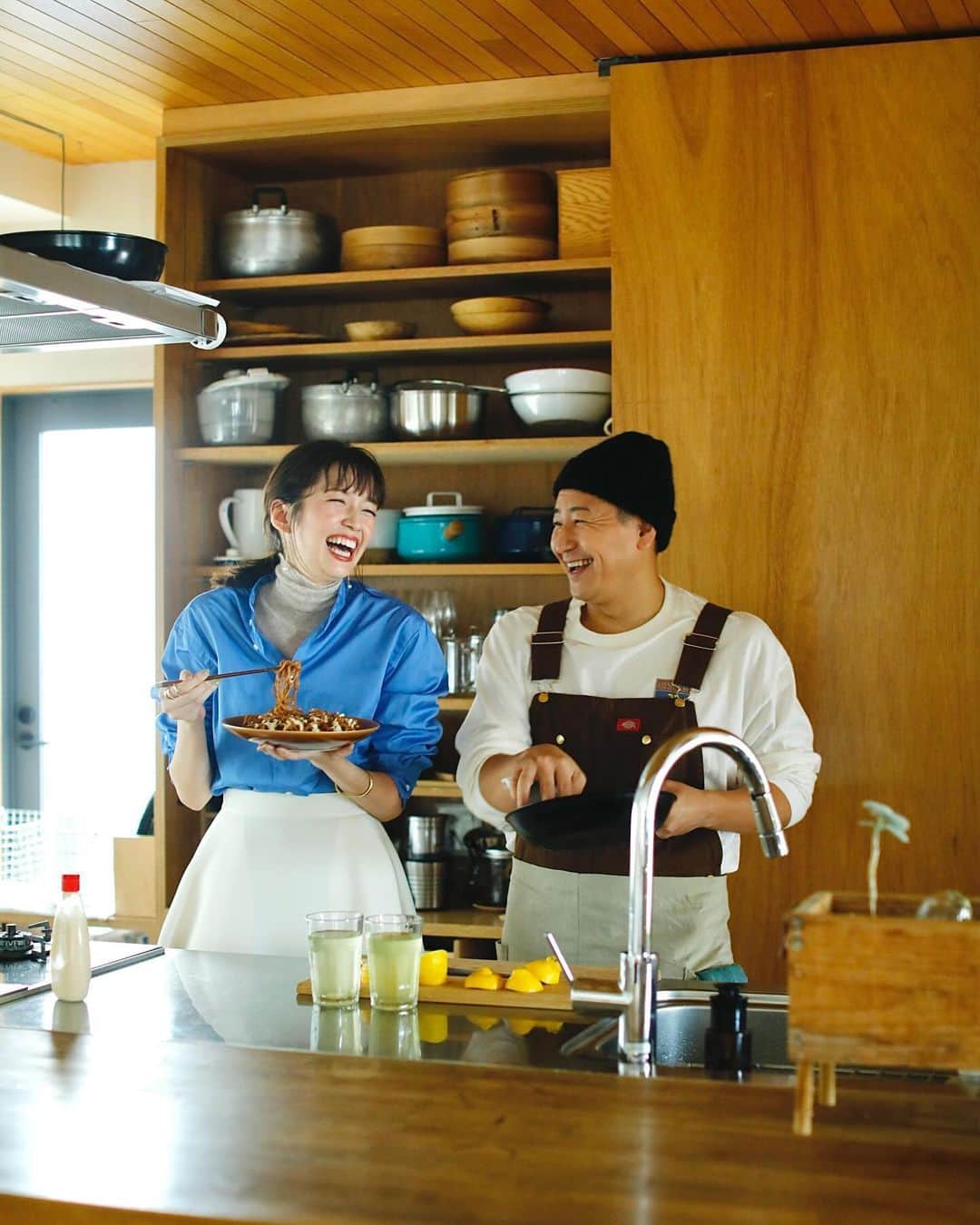 佐藤栞里さんのインスタグラム写真 - (佐藤栞里Instagram)「. BAILA12月号☕︎ お兄ちゃんたちとの着回しページの アザーカットです☺︎☺︎☺︎ 大きな手のひらでの突然のあたまぽんぽんに しっかりときゅんとした妹でした☺️ おふたりとも、ポージングも表情も豊かで 見ているだけで笑っちゃうね〜🦦」11月21日 21時41分 - satoshiori727