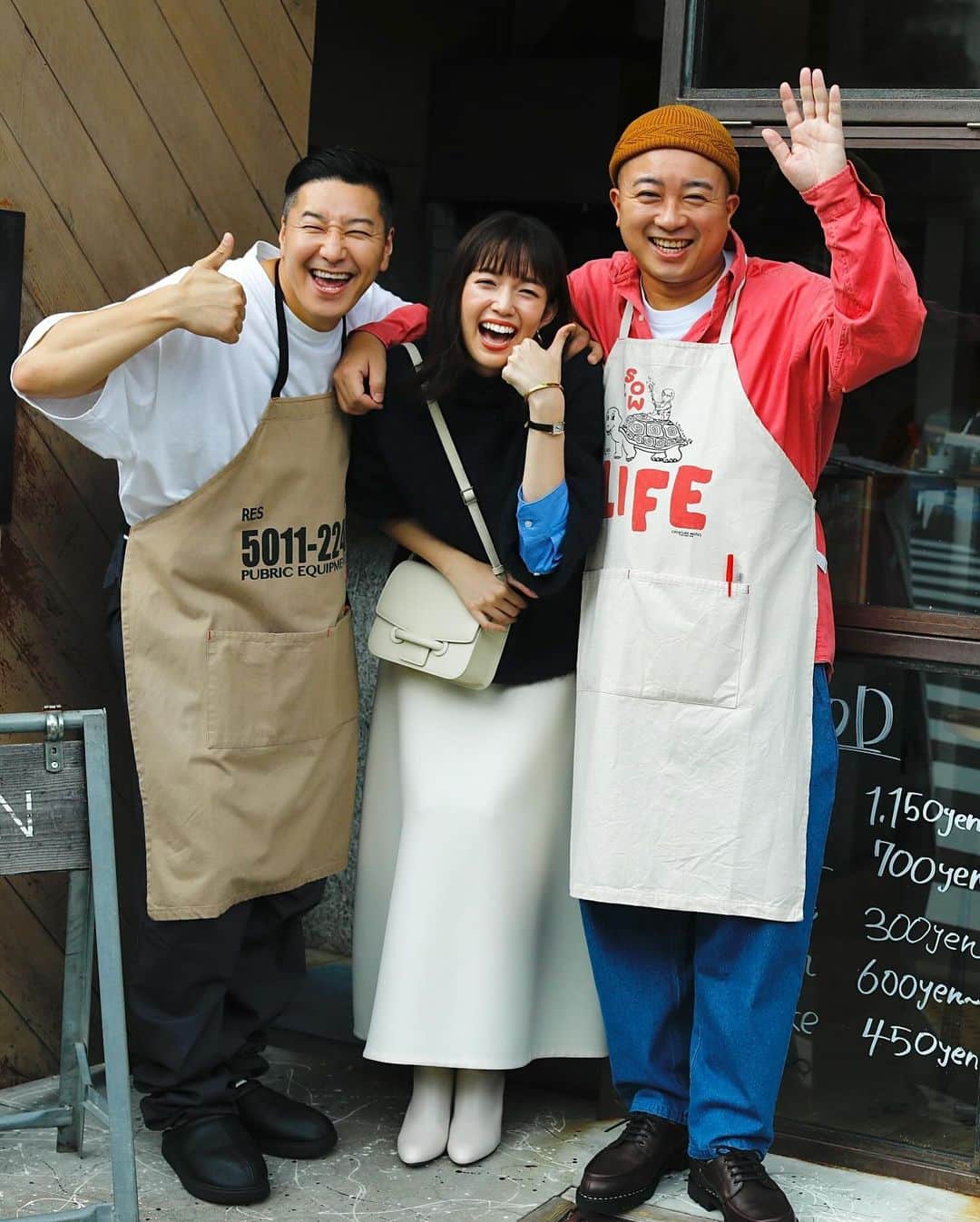 佐藤栞里のインスタグラム：「. BAILA12月号☕︎ お兄ちゃんたちとの着回しページの アザーカットです☺︎☺︎☺︎ 大きな手のひらでの突然のあたまぽんぽんに しっかりときゅんとした妹でした☺️ おふたりとも、ポージングも表情も豊かで 見ているだけで笑っちゃうね〜🦦」