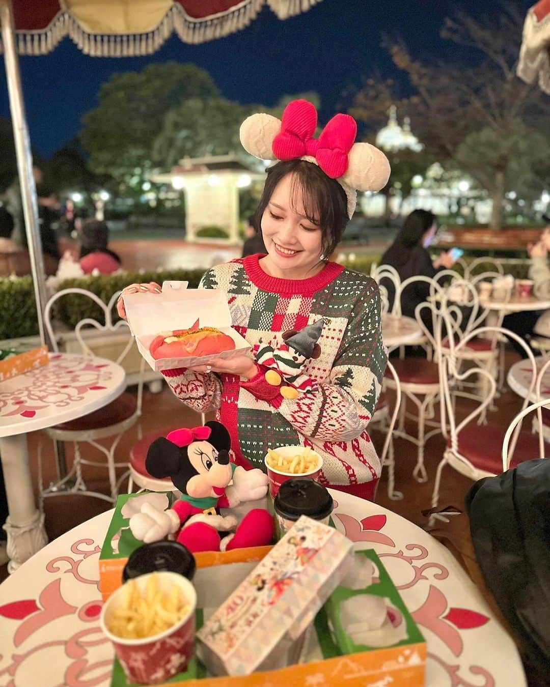 浅井麻里さんのインスタグラム写真 - (浅井麻里Instagram)「🎄ディズニーランド貸切パーティー🎄 ⁡ 2個前に投稿してる、 ディズニーランド貸切パーティーの動画🎥 (JAL主催 プライベート・イブニング・パーティー2023) 再生回数、60万回を超えててびっくり…！✨😳 ⁡ 見る人が多いと心ないコメントもくるかなーって ちょっとどきどきしてるけど、 当選おめでとうとか、優しいコメントもらえて とっても嬉しいです💕🥹 ⁡ 動画見てくれた人、いいねやコメントくれた人、 そしてフォローしてくれた人❤️ ありがとうございます❤️🥰 ⁡ 当日、撮った写真の一部📸 ここのツリーの周りにこんなに人がいないのレアで 大興奮でした！🎄✨ ⁡ 他にもまだ写真あるからまたのっけます♬ ⁡ ⁡ #東京ディズニーランド #ディズニーランド #東京ディズニーリゾート #ディズニークリスマス #クリスマスディズニー #disneyChristmas #disneyland #tokyodisneyland #tokyodisneyresort #クリスマス #ディズニークリスマスグッズ #ディズニークリスマス2023 #ディズニーフォト #東京ディズニー #disneygram #ディズニーランド貸切 #ディズニー貸切 #プライベートイブニングパーティー #東京ディズニーランド40周年 #ディズニー40周年 #JAL貸切 #クリスマスツリー #クリスマスイルミネーション #Christmasdisney」11月21日 21時43分 - mari_asai_625