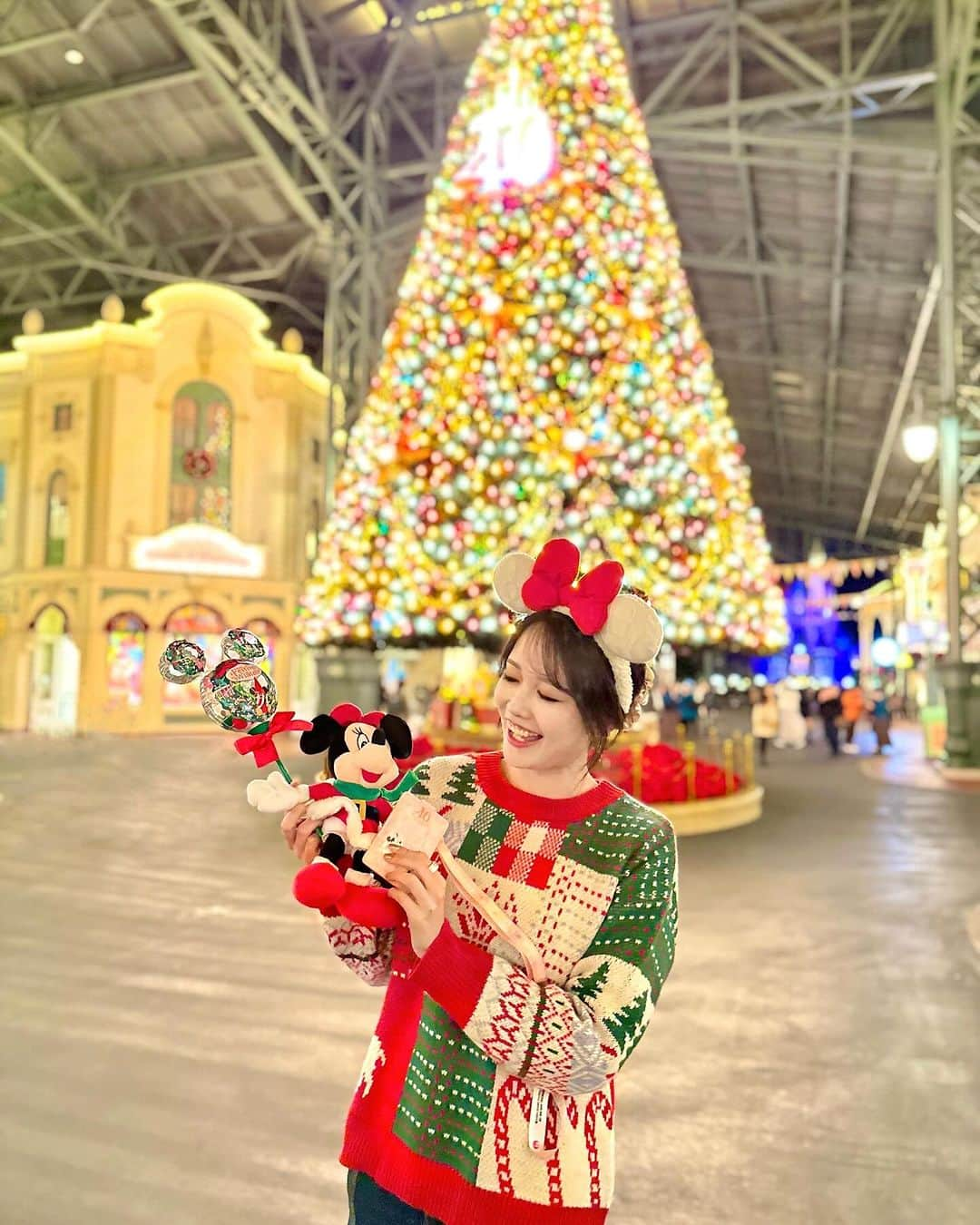 浅井麻里のインスタグラム：「🎄ディズニーランド貸切パーティー🎄 ⁡ 2個前に投稿してる、 ディズニーランド貸切パーティーの動画🎥 (JAL主催 プライベート・イブニング・パーティー2023) 再生回数、60万回を超えててびっくり…！✨😳 ⁡ 見る人が多いと心ないコメントもくるかなーって ちょっとどきどきしてるけど、 当選おめでとうとか、優しいコメントもらえて とっても嬉しいです💕🥹 ⁡ 動画見てくれた人、いいねやコメントくれた人、 そしてフォローしてくれた人❤️ ありがとうございます❤️🥰 ⁡ 当日、撮った写真の一部📸 ここのツリーの周りにこんなに人がいないのレアで 大興奮でした！🎄✨ ⁡ 他にもまだ写真あるからまたのっけます♬ ⁡ ⁡ #東京ディズニーランド #ディズニーランド #東京ディズニーリゾート #ディズニークリスマス #クリスマスディズニー #disneyChristmas #disneyland #tokyodisneyland #tokyodisneyresort #クリスマス #ディズニークリスマスグッズ #ディズニークリスマス2023 #ディズニーフォト #東京ディズニー #disneygram #ディズニーランド貸切 #ディズニー貸切 #プライベートイブニングパーティー #東京ディズニーランド40周年 #ディズニー40周年 #JAL貸切 #クリスマスツリー #クリスマスイルミネーション #Christmasdisney」