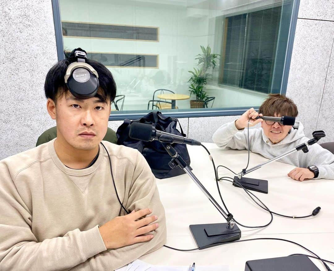 新山大さんのインスタグラム写真 - (新山大Instagram)「もう12月放送分の収録でした📻  #月日の流れとウサインボルトは早いですね #ウルトラセブンヘッドホンアイスラッガー新山 #モロボシダン変身ウルトラアイメガネマイク小野 #あどばるーん #あどばるーんのほにゃらららじお #BeFM #八戸　 毎週火曜日 19:30～ ［再］土曜日 17:30～  #カシオペアFM #二戸 毎週水曜日 18:30〜  その他の地域の方はこちらから ↓ #サイマルラジオ https://www.simulradio.info  メッセージはこちらから。 ↓ https://www.befm.co.jp/fm/request-messe-2/」11月21日 21時44分 - dai_niiyama