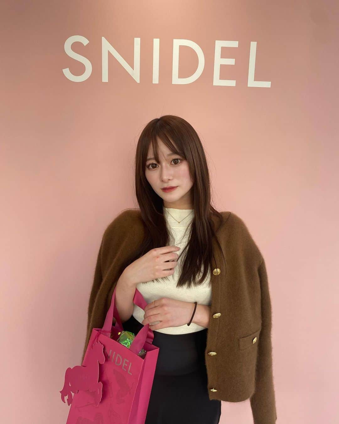 金城愛珠のインスタグラム：「. SNIDEL Snow Magic Holiday   SNIDEL限定ホリデーイベントへ🪞  とにかく世界観が可愛すぎた…💞  お洋服から小物までどれも冬にぴったりのアイテムたくさんでした🤍  #PR #SNIDEL #スナイデル #23wintersnidel  #snowmagicholiday #POPUP」