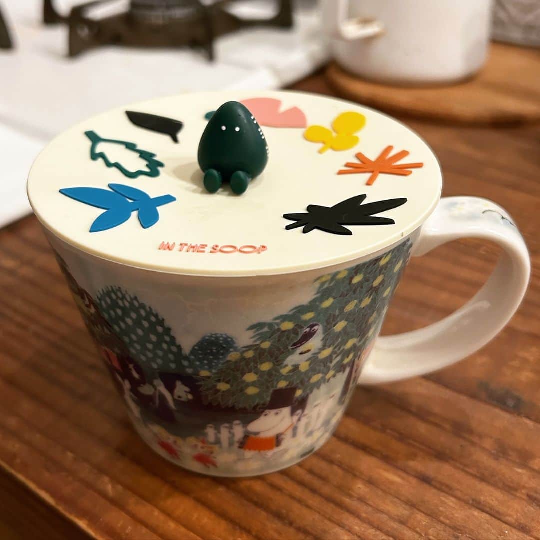 津久井智子のインスタグラム：「人にとってはどうでもいい話です。 でもね、 サイズといい、色合いといい、タイトルといい、てっぺん座ってる子の形といい 奇跡の出会いを、誰かに見てほしい🤣  ※セットじゃないんですよ！ ・カップ→15年前から愛用のムーミン谷 ・フタ→先日ソウルで買ったBTS in the SOOPオフィシャルグッズ  それだけの話です どうもすみません😆」