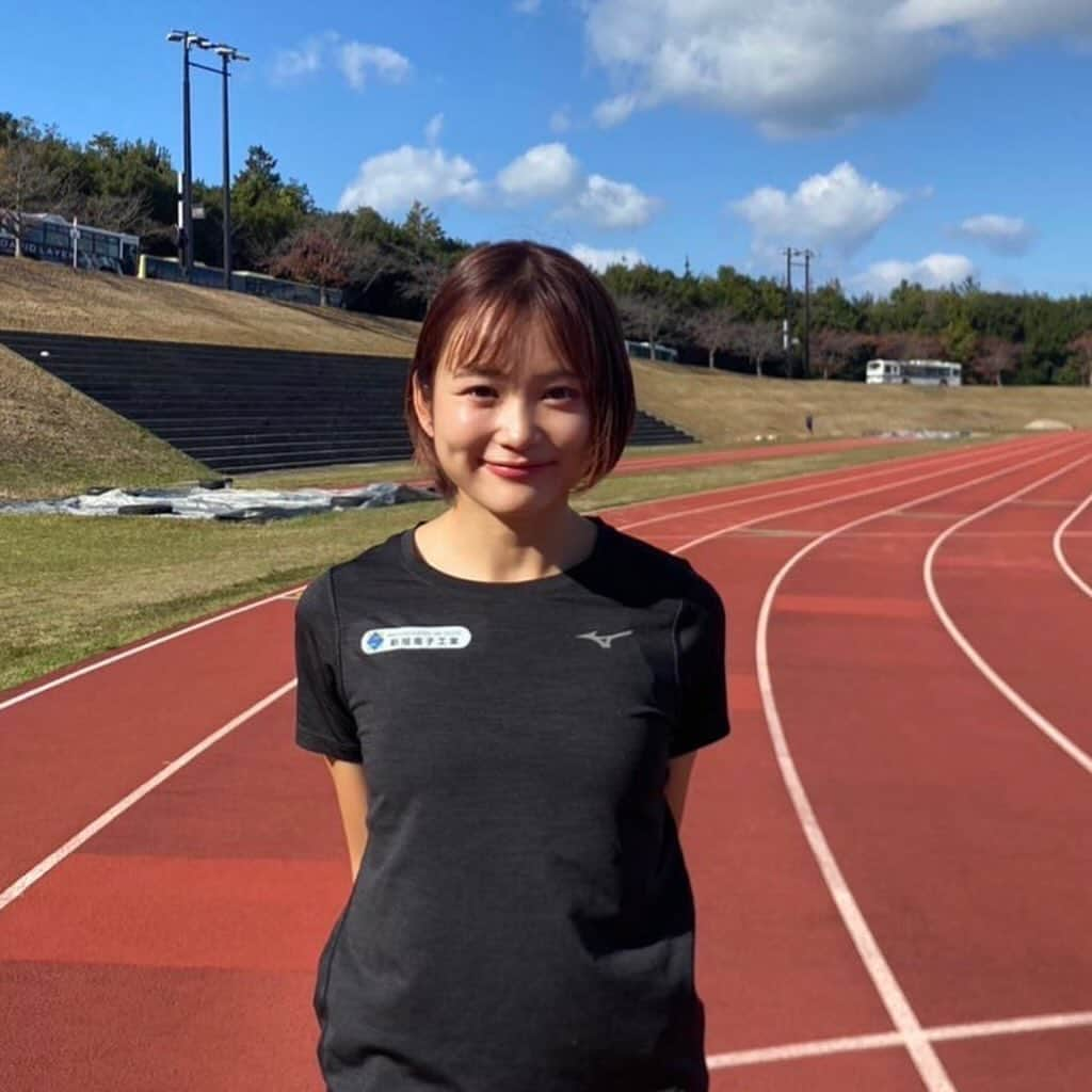 山中日菜美のインスタグラム：「この度、新旭電子工業株式会社様と スポンサー契約を締結しましたことをご報告いたします😌✨！  馴染みのある地元の企業でもあり、 「滋賀を盛り上げていきたい！」という志が一致したことがきっかけで このご縁をいただき、感謝の気持ちでいっぱいです。  Tシャツロゴが入り、ますます気合が入ります🔥🔥 会社に所属しておられる他競技の選手の活躍にも刺激を受けています！  心強いサポートを追い風に、更なる飛躍に向け引き続き頑張っていきます！  #新旭電子工業株式会社 #陸上#陸上競技#アスリート#陸上女子#スプリント」