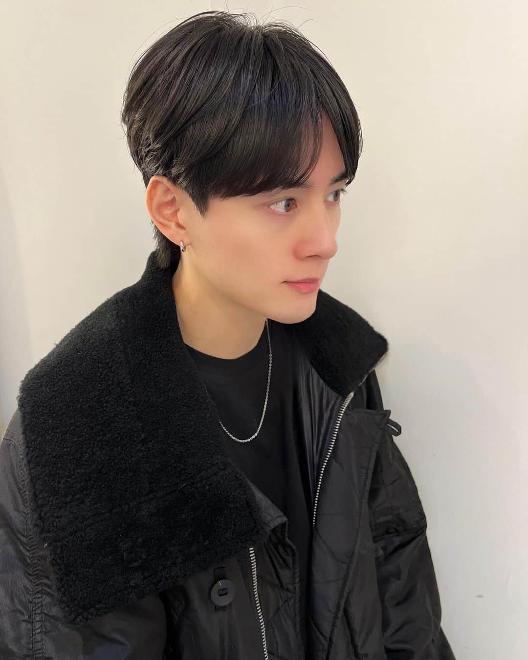 向山毅のインスタグラム：「🆕Hair style💇  Hair stylist✂︎ @sakamoto_takuto  #Haircolor #wintergrayge   Thank you!!✨  #向山毅  #秋元康プロデュース #show_wa #昭和歌謡 #令和歌謡 #menshair #hairstyle #beauty #美容男子」