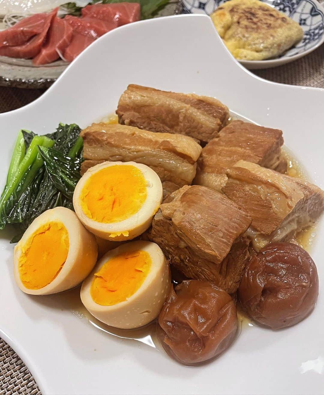 安藤幸代さんのインスタグラム写真 - (安藤幸代Instagram)「お久しぶりです〜の安藤食堂🍴 本日は「豚バラの梅干し煮」です😋  青山にある中華料理の「ふーみん」さん　@fumin_minamiaoyama  ひとりこっそりランチでよく伺うお店で、大ファンのわたくし。  そのふーみんさんの名物料理がこの「豚バラの梅干し煮」です✨ お店のレジ横のレシピ本を購入し、いつかいつかと思いながらようやっと作りました！！  初めて作りましたが、とーっても満足いく出来上がり🙌 梅干しが爽やかで、豚バラがパクパク食べられてしまう⭕️  お年頃的に、あまりにも脂の多い豚バラだと作る気がおきなかったのですが、、、ほどほどに肉肉しい豚バラを発見できたのも、私好みの仕上がりだった理由かもしれません。  レシピにざらめと書いてあり、今回はわざわざ買いました！本家に近づきたくて！ 普通のお砂糖を使いたいところですが、個人的には、やはりここは「ざらめ」がいいかと！(買っても200円くらいでした) このくどくない、キレの良い甘さは、ザラメのおかげかもなぁ🤔  我が家は豚の角煮よりもこちらが定番になりそうな予感🎵 今夜もごちそうさまでした🙏  #安藤食堂 #豚バラの梅干し煮 #ふーみんレシピ #ザラメの甘さと梅干しの酸味が絶妙 #本場にはかないませんが #家で食べるには十分 @fumin_minamiaoyama」11月21日 21時58分 - andoshouten