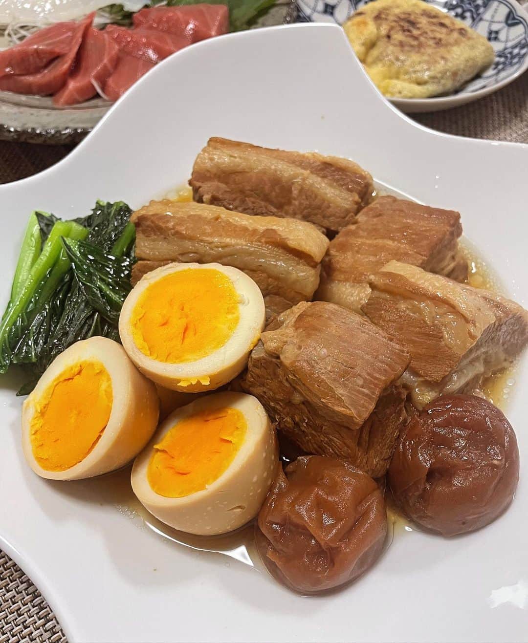 安藤幸代のインスタグラム：「お久しぶりです〜の安藤食堂🍴 本日は「豚バラの梅干し煮」です😋  青山にある中華料理の「ふーみん」さん　@fumin_minamiaoyama  ひとりこっそりランチでよく伺うお店で、大ファンのわたくし。  そのふーみんさんの名物料理がこの「豚バラの梅干し煮」です✨ お店のレジ横のレシピ本を購入し、いつかいつかと思いながらようやっと作りました！！  初めて作りましたが、とーっても満足いく出来上がり🙌 梅干しが爽やかで、豚バラがパクパク食べられてしまう⭕️  お年頃的に、あまりにも脂の多い豚バラだと作る気がおきなかったのですが、、、ほどほどに肉肉しい豚バラを発見できたのも、私好みの仕上がりだった理由かもしれません。  レシピにざらめと書いてあり、今回はわざわざ買いました！本家に近づきたくて！ 普通のお砂糖を使いたいところですが、個人的には、やはりここは「ざらめ」がいいかと！(買っても200円くらいでした) このくどくない、キレの良い甘さは、ザラメのおかげかもなぁ🤔  我が家は豚の角煮よりもこちらが定番になりそうな予感🎵 今夜もごちそうさまでした🙏  #安藤食堂 #豚バラの梅干し煮 #ふーみんレシピ #ザラメの甘さと梅干しの酸味が絶妙 #本場にはかないませんが #家で食べるには十分 @fumin_minamiaoyama」