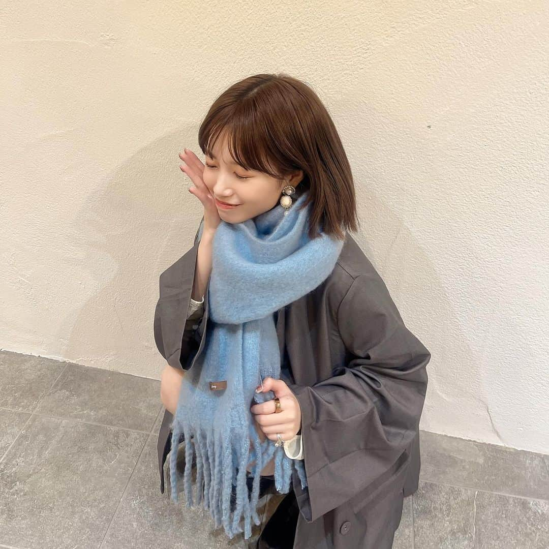 朝長美桜さんのインスタグラム写真 - (朝長美桜Instagram)「Amyマフラー🧣 最後のカラーは、ブルーでした🩵🩵 インスタライブでお披露目したら 好評そうでとっっても嬉しい☺️✨  アイボリー、ブラウン、アイボリーホワイト、ブルーグレーの4種類になります🫶🏻 皆さん、何色が好きですか？🧣 今年の冬は、Amyマフラーで一緒にもふもふしましょうね♡♡  今日のインスタライブにて、今後のAmyについてお知らせさせていただきました📢  私は、12月をもって退任します。 オンラインショップは、1月14日までお買い物していただけます。 その後、1月で閉じることになりました。  ZOZOTOWNや楽天市場についてもAmyの方からお知らせしているのでチェックしていただけると嬉しいです😌  3年間、Amyにたくさんの愛をありがとうございました。 残り少ない期間となりますが、最後までAmyをよろしくお願いします。  #Amy#Amyaccessory#マフラー」11月21日 21時53分 - miochan_0517