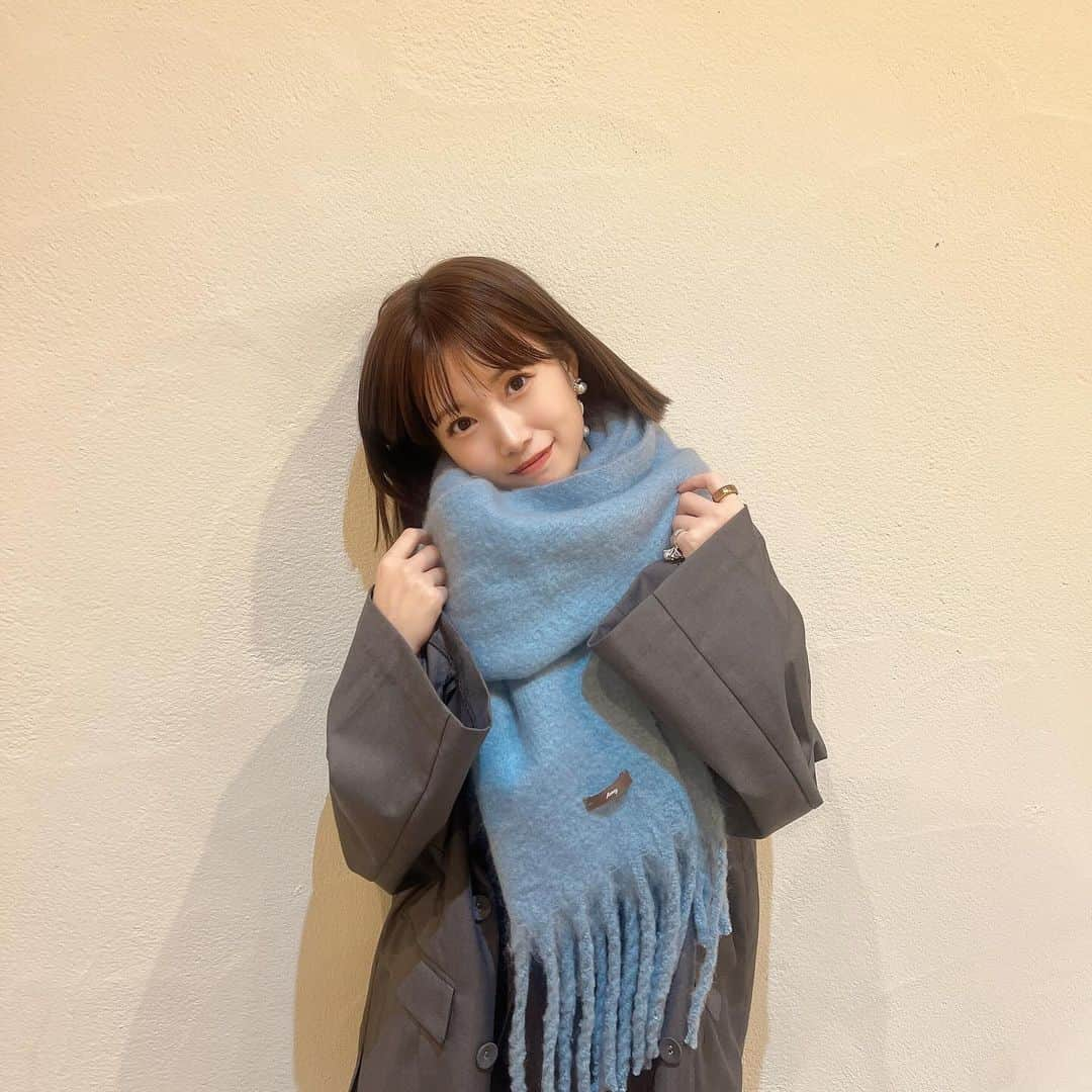 朝長美桜さんのインスタグラム写真 - (朝長美桜Instagram)「Amyマフラー🧣 最後のカラーは、ブルーでした🩵🩵 インスタライブでお披露目したら 好評そうでとっっても嬉しい☺️✨  アイボリー、ブラウン、アイボリーホワイト、ブルーグレーの4種類になります🫶🏻 皆さん、何色が好きですか？🧣 今年の冬は、Amyマフラーで一緒にもふもふしましょうね♡♡  今日のインスタライブにて、今後のAmyについてお知らせさせていただきました📢  私は、12月をもって退任します。 オンラインショップは、1月14日までお買い物していただけます。 その後、1月で閉じることになりました。  ZOZOTOWNや楽天市場についてもAmyの方からお知らせしているのでチェックしていただけると嬉しいです😌  3年間、Amyにたくさんの愛をありがとうございました。 残り少ない期間となりますが、最後までAmyをよろしくお願いします。  #Amy#Amyaccessory#マフラー」11月21日 21時53分 - miochan_0517