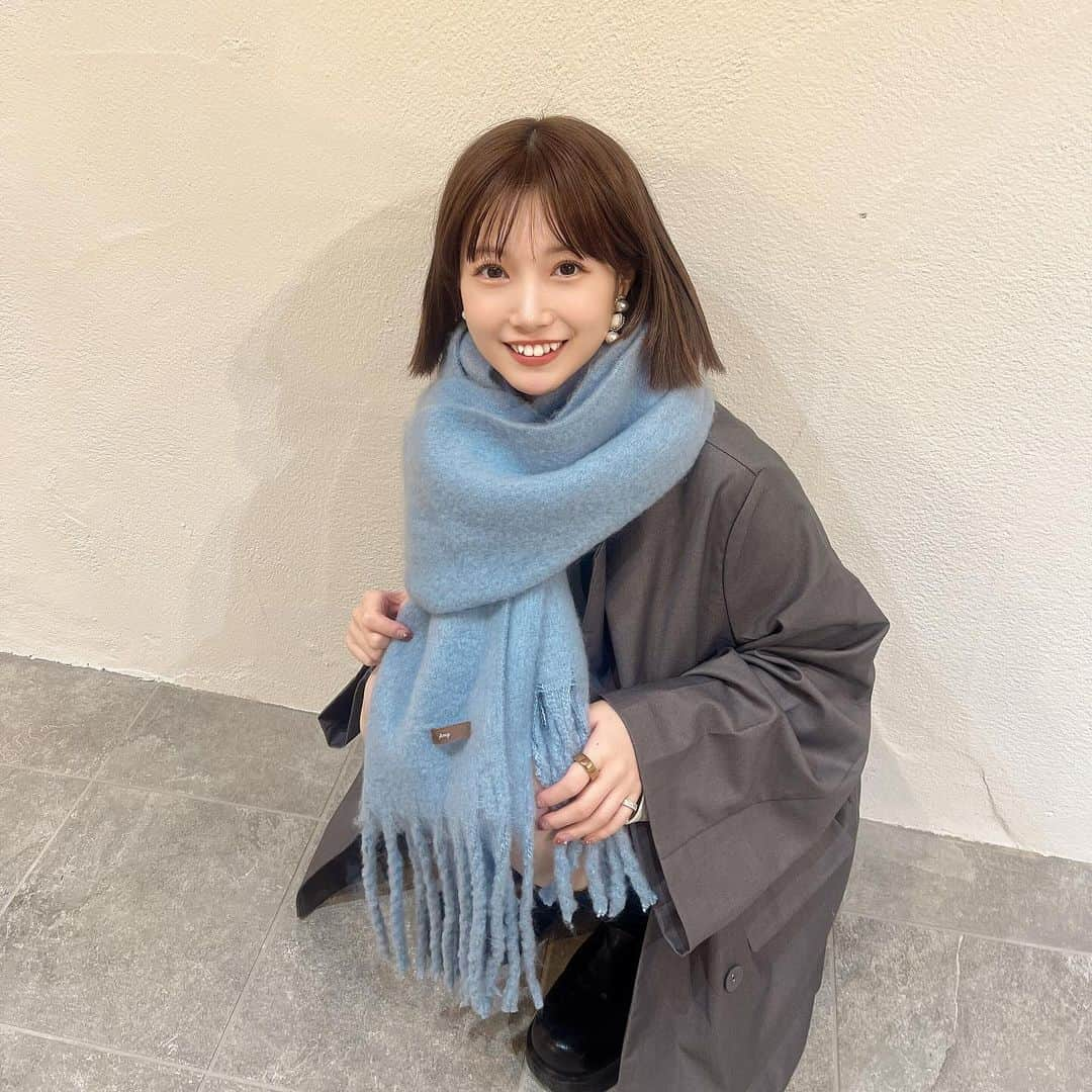 朝長美桜さんのインスタグラム写真 - (朝長美桜Instagram)「Amyマフラー🧣 最後のカラーは、ブルーでした🩵🩵 インスタライブでお披露目したら 好評そうでとっっても嬉しい☺️✨  アイボリー、ブラウン、アイボリーホワイト、ブルーグレーの4種類になります🫶🏻 皆さん、何色が好きですか？🧣 今年の冬は、Amyマフラーで一緒にもふもふしましょうね♡♡  今日のインスタライブにて、今後のAmyについてお知らせさせていただきました📢  私は、12月をもって退任します。 オンラインショップは、1月14日までお買い物していただけます。 その後、1月で閉じることになりました。  ZOZOTOWNや楽天市場についてもAmyの方からお知らせしているのでチェックしていただけると嬉しいです😌  3年間、Amyにたくさんの愛をありがとうございました。 残り少ない期間となりますが、最後までAmyをよろしくお願いします。  #Amy#Amyaccessory#マフラー」11月21日 21時53分 - miochan_0517