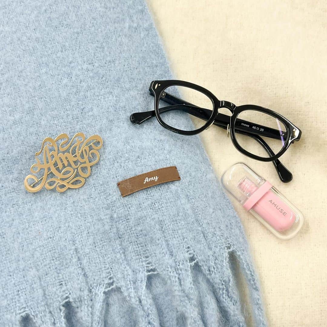 のインスタグラム：「Amyマフラー🧣 最後のカラーは、ブルーでした🩵🩵 インスタライブでお披露目したら 好評そうでとっっても嬉しい☺️✨  アイボリー、ブラウン、アイボリーホワイト、ブルーグレーの4種類になります🫶🏻 皆さん、何色が好きですか？🧣 今年の冬は、Amyマフラーで一緒にもふもふしましょうね♡♡  今日のインスタライブにて、今後のAmyについてお知らせさせていただきました📢  私は、12月をもって退任します。 オンラインショップは、1月14日までお買い物していただけます。 その後、1月で閉じることになりました。  ZOZOTOWNや楽天市場についてもAmyの方からお知らせしているのでチェックしていただけると嬉しいです😌  3年間、Amyにたくさんの愛をありがとうございました。 残り少ない期間となりますが、最後までAmyをよろしくお願いします。  #Amy#Amyaccessory#マフラー」