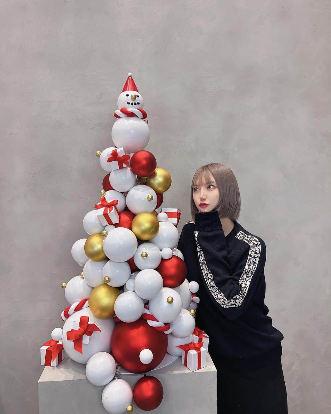 RIKAさんのインスタグラム写真 - (RIKAInstagram)「今年も可愛いクリスマスルワンジュ🎄 最後のケーキが本物のツリーになってるのがきゅん。  最近寒くなって冬を感じるね⛄ みんなはクリスマスどうするの？？🩷🩷 りかは近々報告があります⛄️🤍  @louangetokyo_lemusee #クリスマスケーキ」11月21日 21時53分 - fromrika