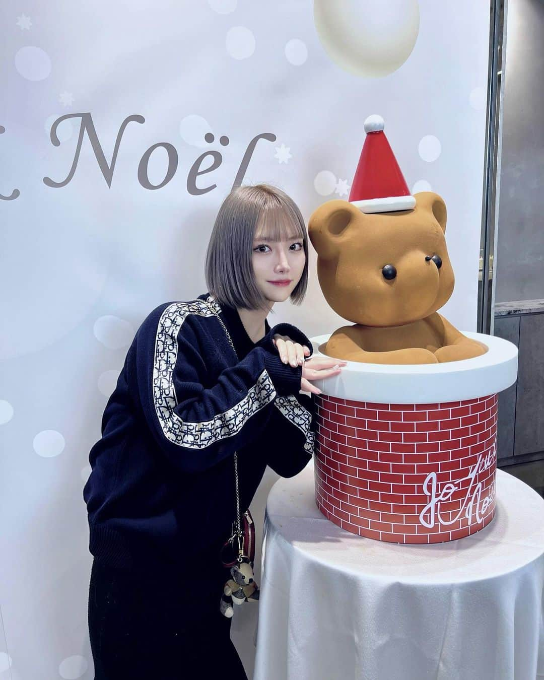 RIKAのインスタグラム：「今年も可愛いクリスマスルワンジュ🎄 最後のケーキが本物のツリーになってるのがきゅん。  最近寒くなって冬を感じるね⛄ みんなはクリスマスどうするの？？🩷🩷 りかは近々報告があります⛄️🤍  @louangetokyo_lemusee #クリスマスケーキ」