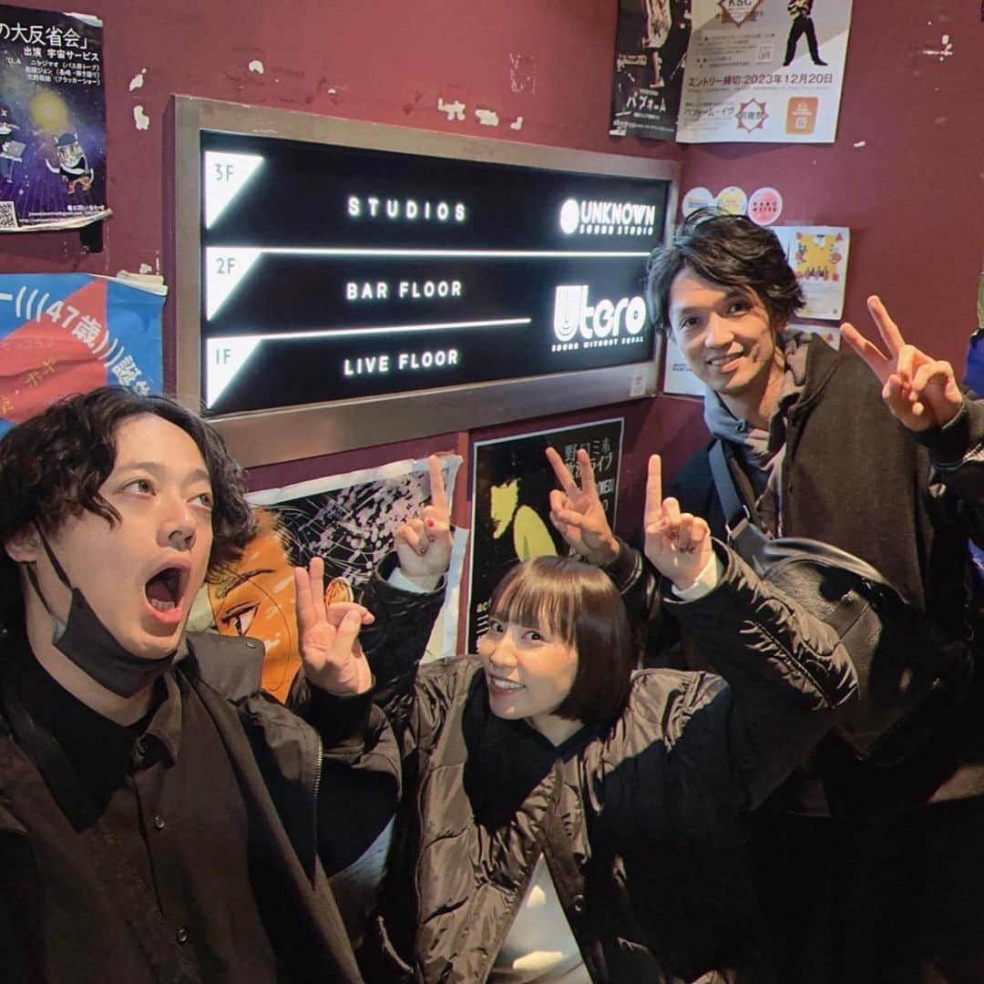 のインスタグラム：「2023.11.20 @ UTERO 「Sound Without Equal」  足を運んでくれたみなさん、 遅い時間まで一緒に遊んでくれて 本当にありがとうございました🌃  フロアのみんなの 優しい眼差しに包まれて 私らしくいられました 一緒につくってくれてありがとう! クラップもフィンガースナップ🫰も 最高だった〜〜(泣きそうになった)  福岡はかっこいいバンドが沢山いると 九州の先輩たちから聞いていたので 初めての対バンライブ、 とても楽しみにしていました。  KIKOBAND さん McGrady @mcgrady_yyy さんと ご一緒できて嬉しかったです! 刺激もらいながら踊ってました😂 また必ず会えますように! ありがとうございました🌼  そしてUTEROは エンジニア山中さんのホーム! そんな大切な場所で、山中さんPAのもと ライブをさせてもらって胸熱でした…  決まりごとがないから自由で 楽しくて楽しくて 夢中で音楽してたな〜〜  後悔ないくらい 全部出し切りました!  〈メンバー〉 Vo CHISA  Gt 生本直毅 Ba.Mnp 柳野裕孝  #CHISA #live #livemusic #livehouse #福岡 #utero」