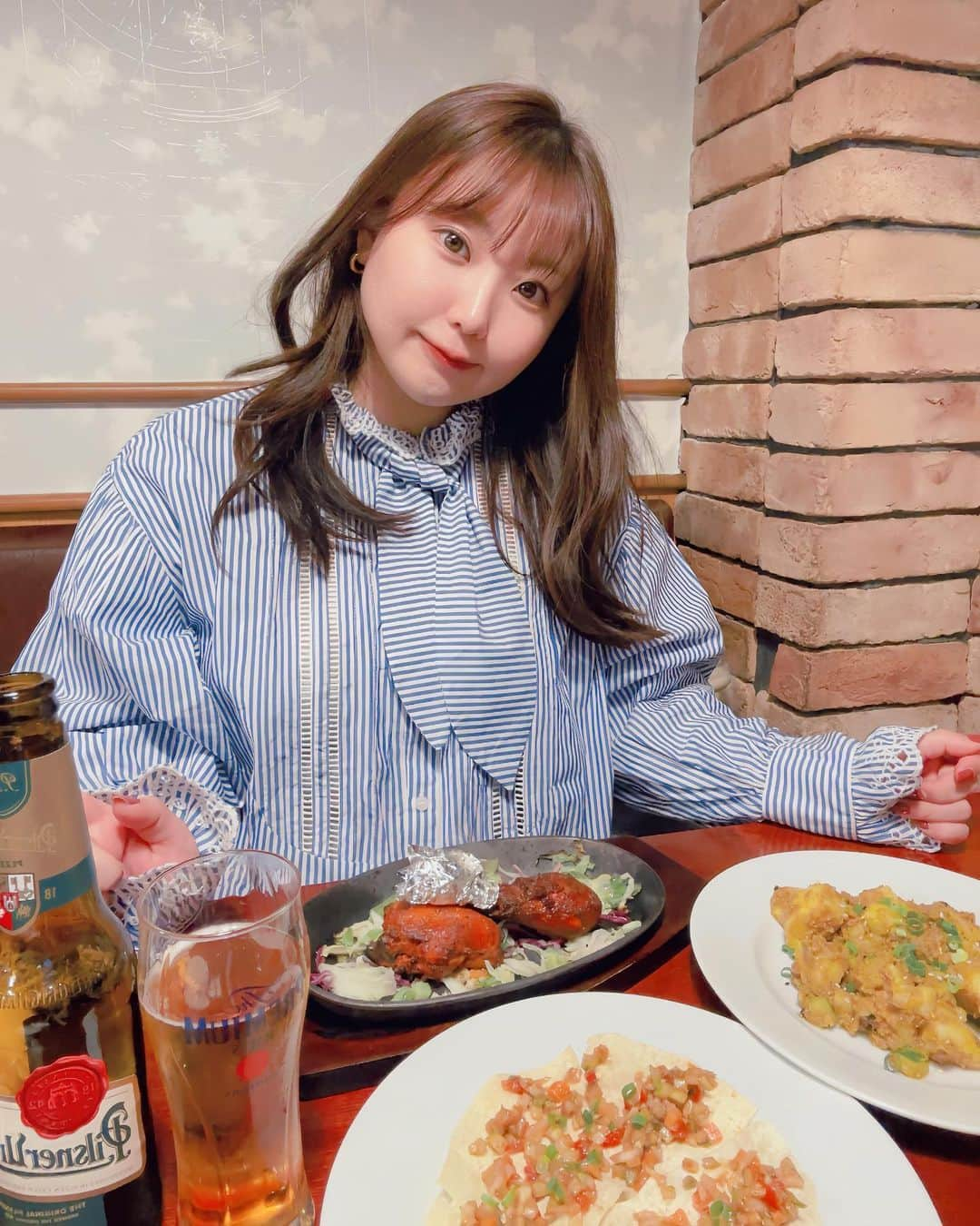 星野めいさんのインスタグラム写真 - (星野めいInstagram)「スパイスいっぱいな料理が食べたい気分になってインド・ネパール料理を食べに行きました🥘 @indreni.india.nepali.food   ビリヤニやタンドリーチキン🍗 おいしい🤤健康にもいいと教えてもらったよ！  そしてなにより感動したのは ガーリックチーズナン🧄🧀  思い出したらもう食べたい！！ 今度から見つけたら絶対頼む📃  みんなもインドカレー屋さんにあったら是非頼んでみて🫶🏻  PR  #ネパール料理 #海外グルメ #インド料理店 #品川ディナー #インドレストラン #indeni #japangirl」11月21日 21時56分 - pometaaan