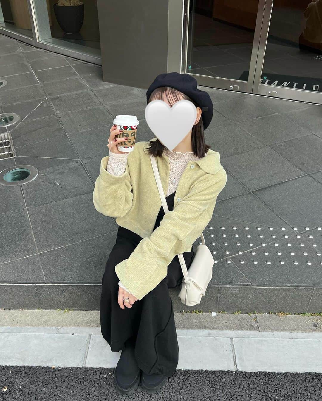 まるさんのインスタグラム写真 - (まるInstagram)「ㅤ  最近寒くてスタバばっか飲んでる☕️ みんなのおすすめカスタム教えて欲しいなぁ〜✍️  私はイングリッシュブレックファストの オールミルク＆ホワイトモカシロップ変更が好き！！🤍  この日は新作のモールニット グリーンの色味好きすぎるぅ🍈✨ ( 11/24 12:00- new release )  バッグは @casa_fline × maru コラボバッグ🤍 明日の20:30からインライするよ〜お楽しみに😚 ( 11/23 12:00- 販売開始 ) ㅤ  ㅤ#hinari #153cmコーデ #低身長コーデ」11月21日 22時07分 - marumaru1530