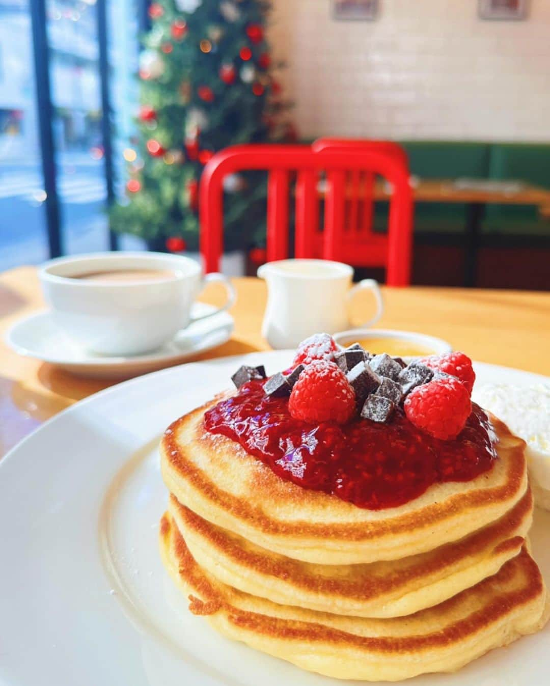 壽老麻衣のインスタグラム：「@clintonstreetbakingcompany  南青山にあるNY発信のカフェ☕️ パンケーキが絶品だということで、行ってみたいなあとずっと思っていたのですが、いつ前を通っても混んでいたので断念していました🫠💦  きょう、朝カフェ活で行ったら、待ち時間ほぼ0！嬉しい…！🕊️🤍 ほっこり幸せなひとときです☺️」