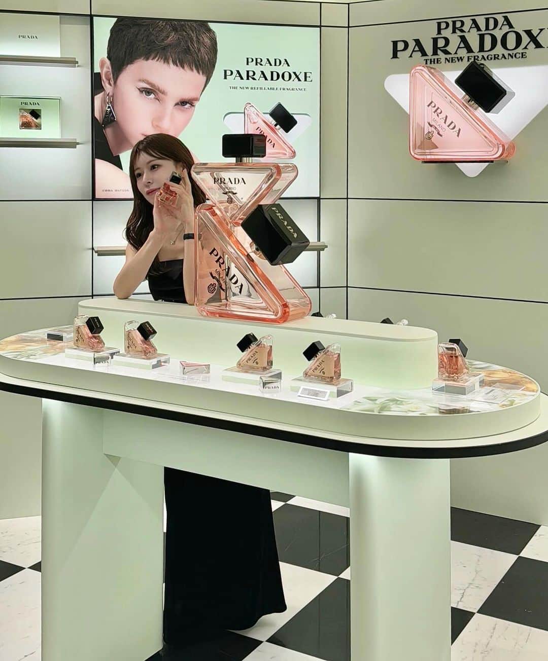のインスタグラム：「@pradabeauty 🖤  明日からOPENする PRADA BEAUTY TOKYO.  プラダを代表する数々のフレグランス体験や UVプリントの限定サービス, 購入者限定のミラーも🪞  #prada #PradaParadoxe #PradaBeauty #プラダパラドックス #pr」