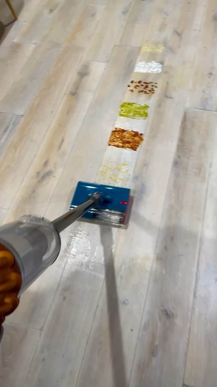 Dysonのインスタグラム：「Now that’s a #CleanEating recipe. Literally. 🍽️  The new V15s Detect Submarine™ wet roller head wipes the floor with the competition – removing wet and dry debris, simultaneously. While eight precisely spaced water jets distribute fresh water for a thorough, even clean.  Nacho ordinary cleaner head.  #DysonSubmarine #DysonTechnology」