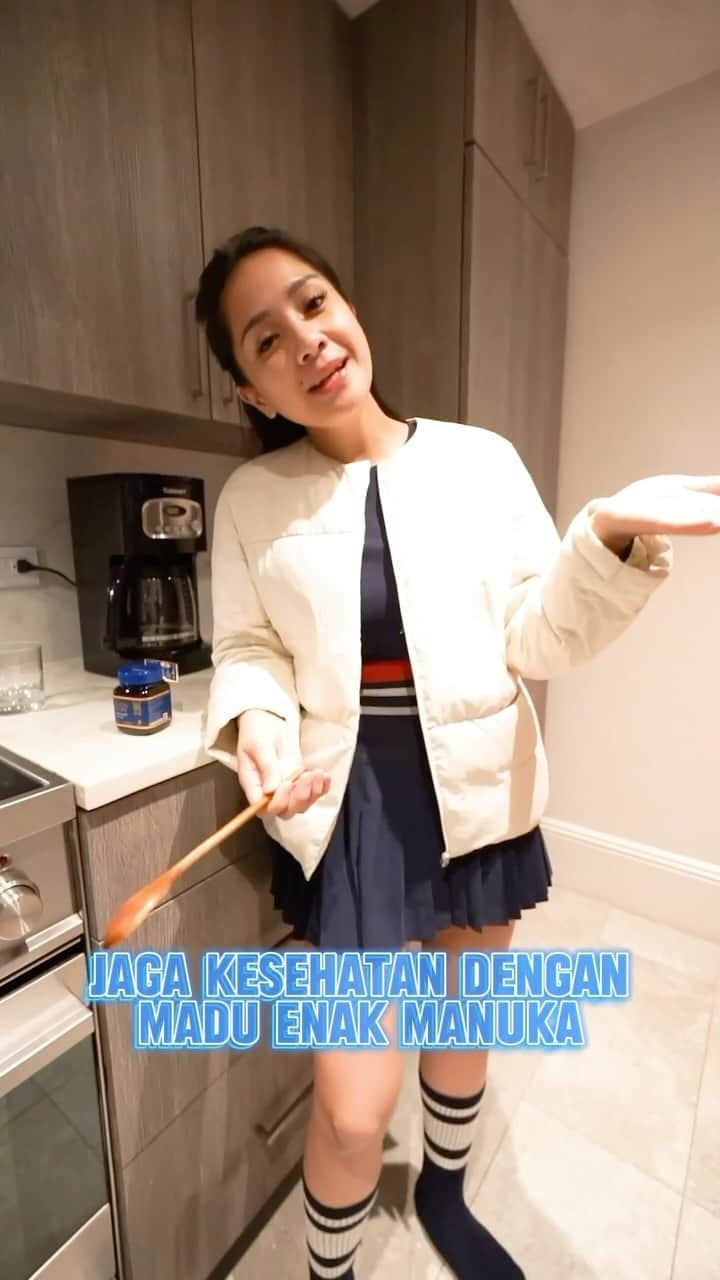 Raffi Ahmadのインスタグラム：「Ternyata lari itu nagih banget ya ❤️ Mulai rajin lagi olahraga, kali ini pengen rutin lari pagi biar makin fit 😇  Sebelum olahraga biasanya tuh aku minum sesuatu buat nambahin energi dulu, kaya Madu Enak Manuka ini nih! Karena Madu Enak Manuka itu tuh terbuat dari Madu Manuka dengan kandungan MGO 50+nya yang ga ada di madu jenis lain. Madu Enak Manuka ini juga punya sifat anti bakteri, anti virus, anti inflamasi, dan anti oksidan. Jadi, minum Madu Enak Manuka ini bagus banget khasiatnya untuk tubuh. Udah gitu enaknya bikin ketagihan, cobain deh!  #MaduEnak #SehatItuEnak #SelaluEnak #KeluargaSehat #MaduEnakManuka」