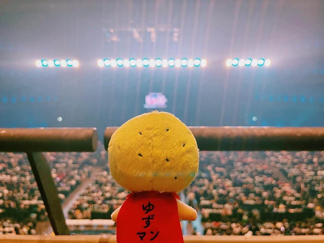 潘めぐみのインスタグラム：「お邪魔させて頂きました。  __________  YUZU SPECIAL LIVE 2023 HIBIKI in K-Arena Yokohama BEAUTIFUL never give up __________  ゆずのお二人と、ここに集ったすべての人たちの故郷が、音となり響いていて、終始、視界が滲んでおりました。  移ろいゆく中で、変化しながらも、変わらないものが、そこにあって。  なんだか、とても、郷愁を感じました。  生きていて感じる、すべての感情・感覚と、エネルギー。  地に根っこを強く張って、宇宙へと羽ばたくマンパワー。  ステージと客席が、互いを労い合う光景に、胸が熱くなるばかり。  『「「ありがとうございました！！」」』  『REASON』に『マスカット』所縁ある楽曲たちにも、久しぶりに会えて嬉しかったです。  ご縁を大切にして下さる、ゆずのお二人と皆さんの事が、ずっと大好きだーーー！！  🌱 🟡  ちなみに、当方、高校1年のときの合唱コンは『夏色』。 アコースティックギターを頑張って弾き語り。 やっぱり、青春の傍らに、いつも。  「もう一回！！もう一回！！」  この日も弾け飛びました。  #ゆず #ゆずLIVE #横浜 #yokohama #Kアリーナ横浜 #ゆずKアリーナ横浜ENCORE」